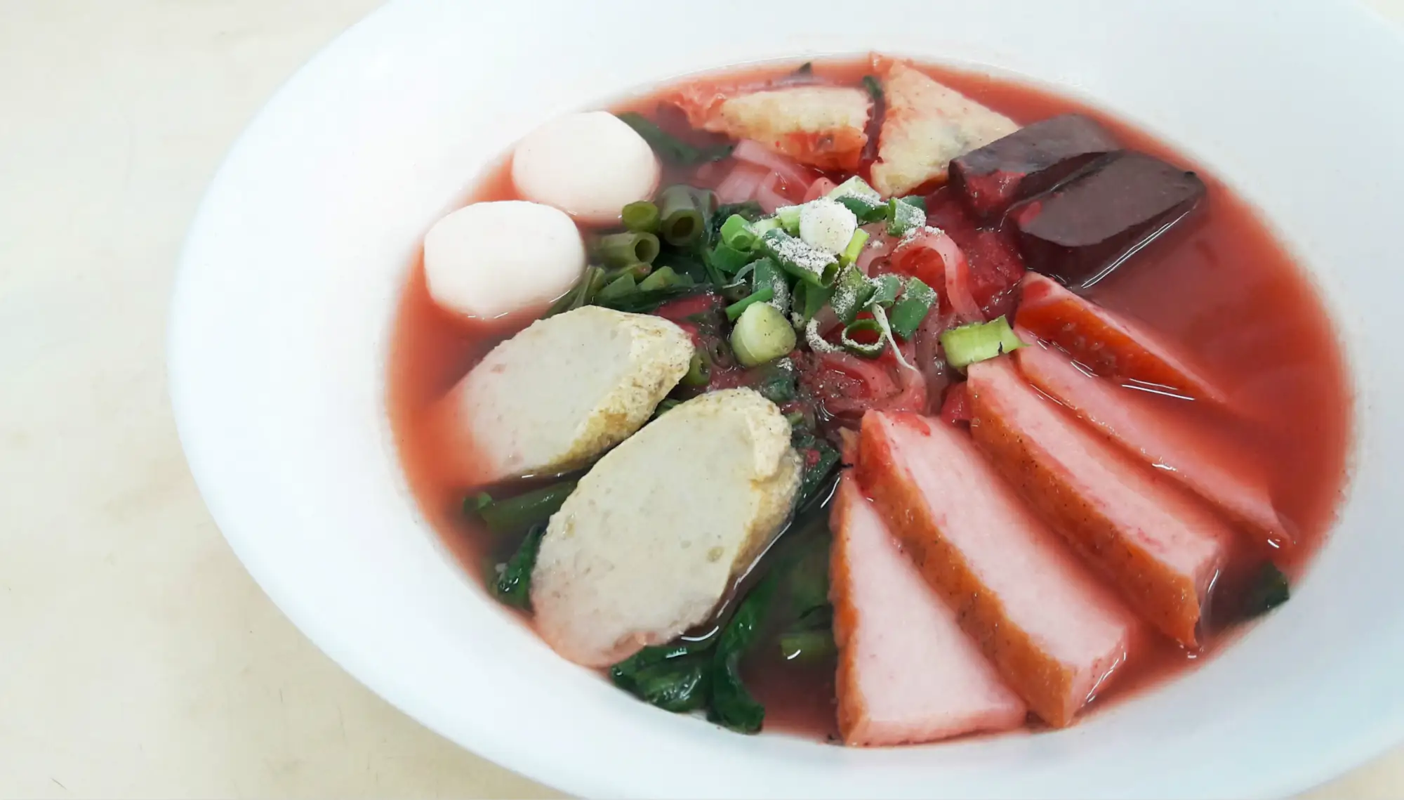 汤头呈现粉红色的泰式粿条腌豆腐，是当地家喻户晓的泰国小吃