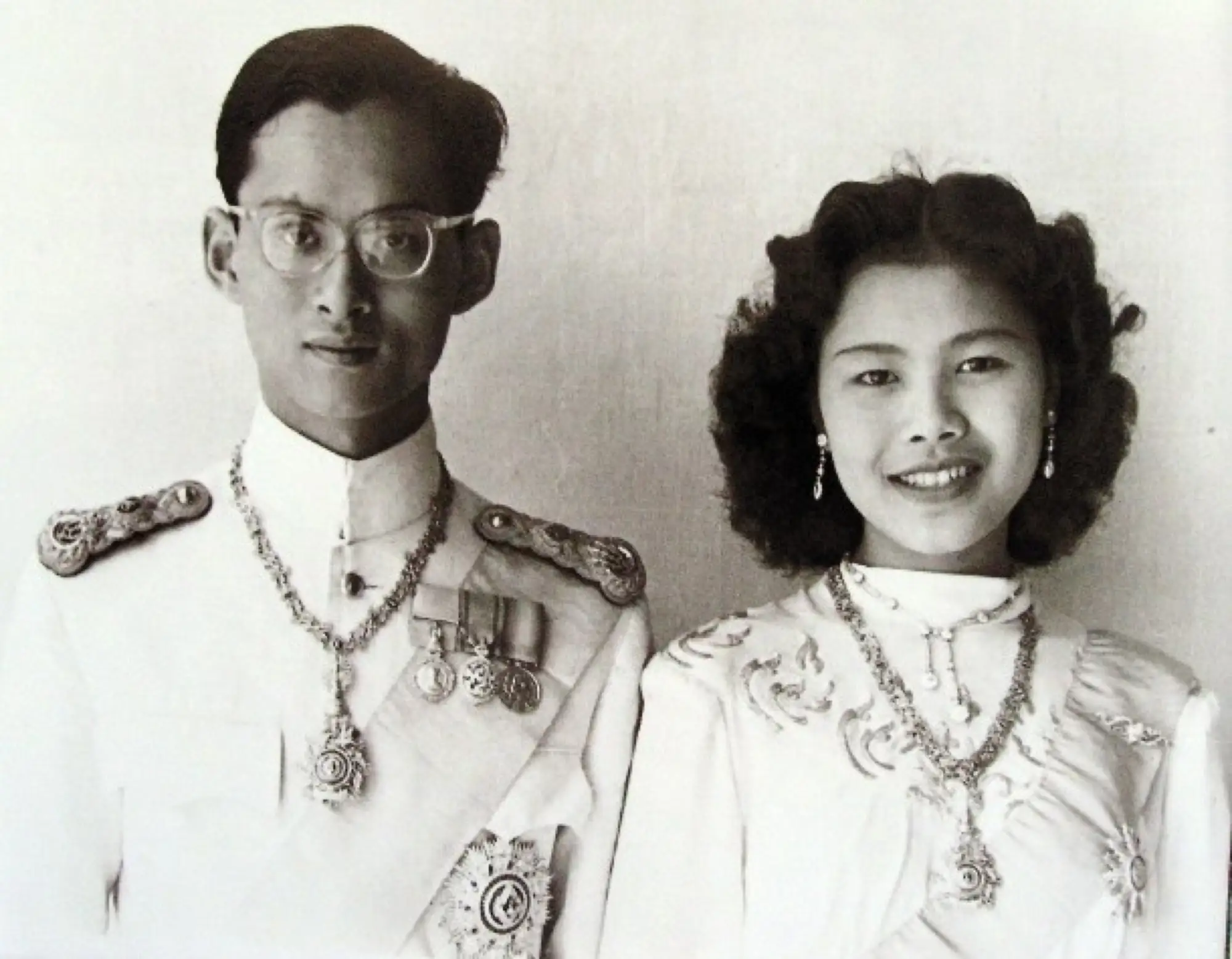 泰王蒲美蓬和詩麗吉皇后結婚照(圖片來源：維基百科)