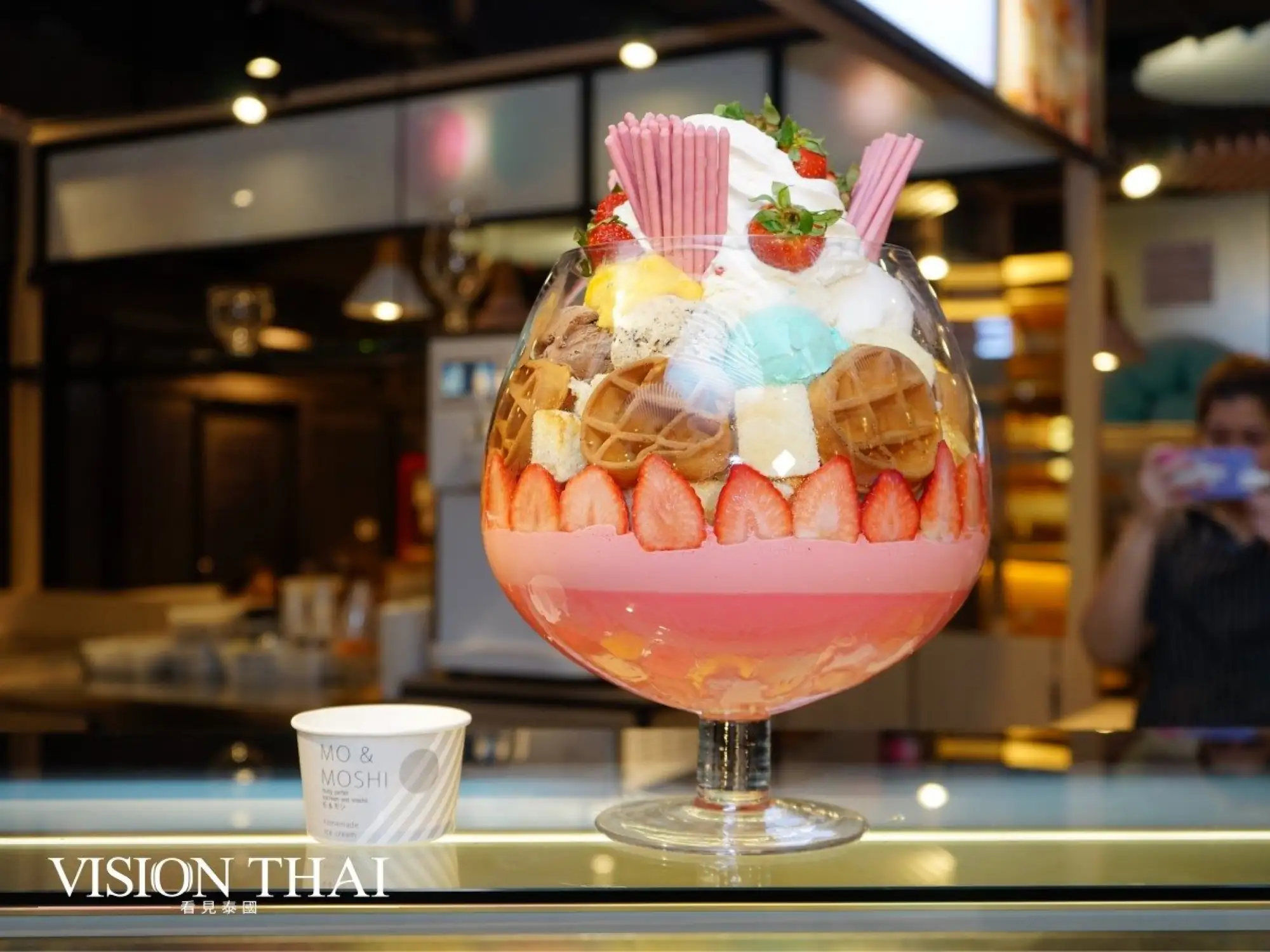 曼谷暹罗中心的Mo&Moshi提供巨无霸冰淇淋好吃好拍