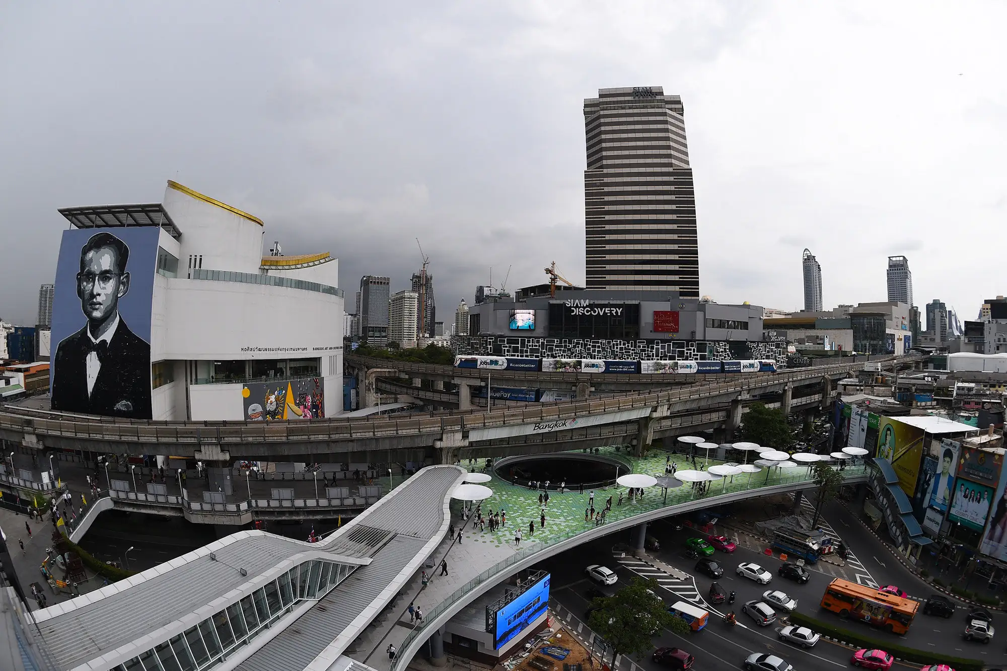 曼谷暹羅天橋提升便利性，本身還是個大型裝置藝術(網路圖片)