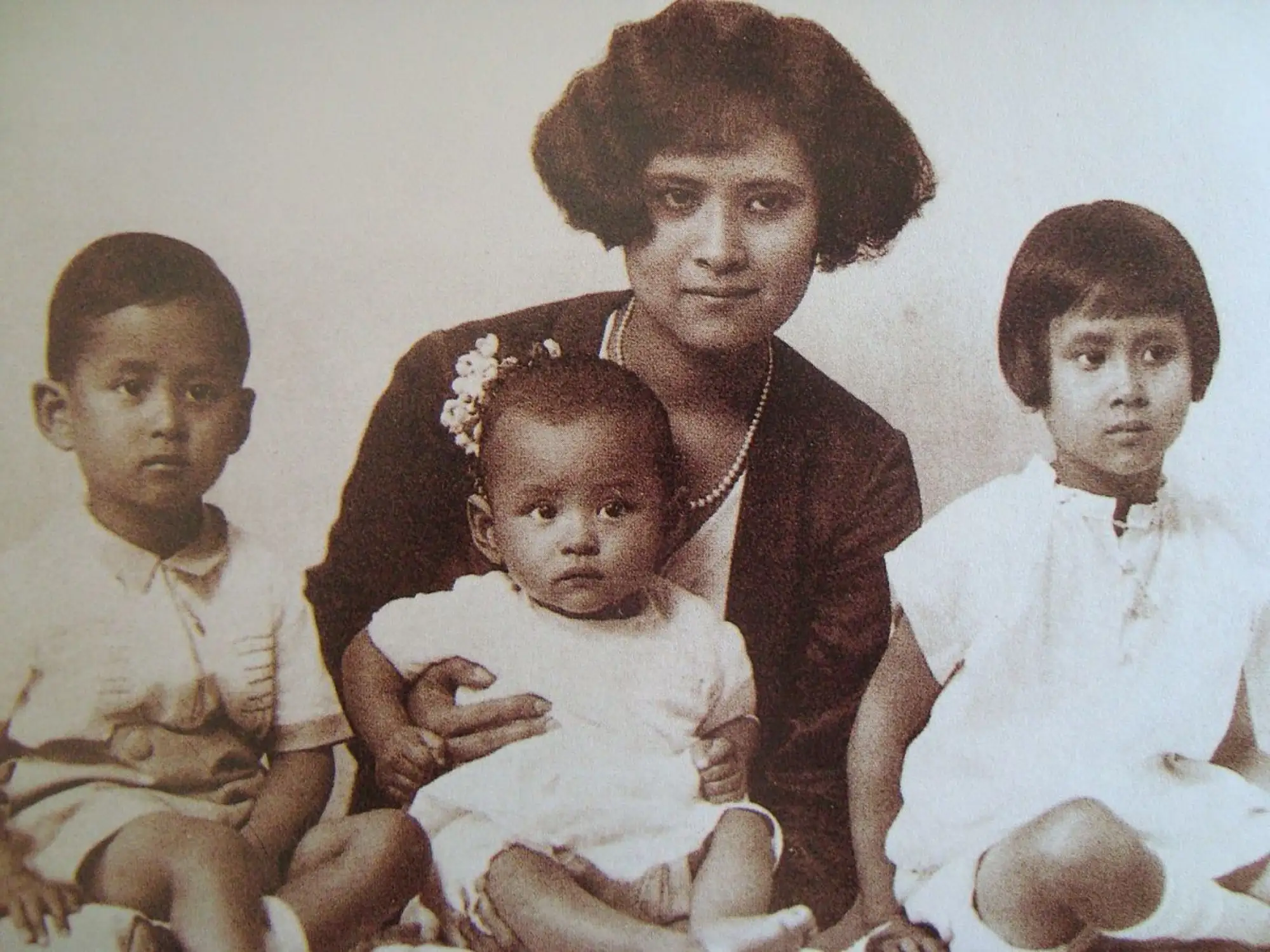 蒲美蓬（中）與其母親和兄弟姐妹（圖片來源：Wikipedia）