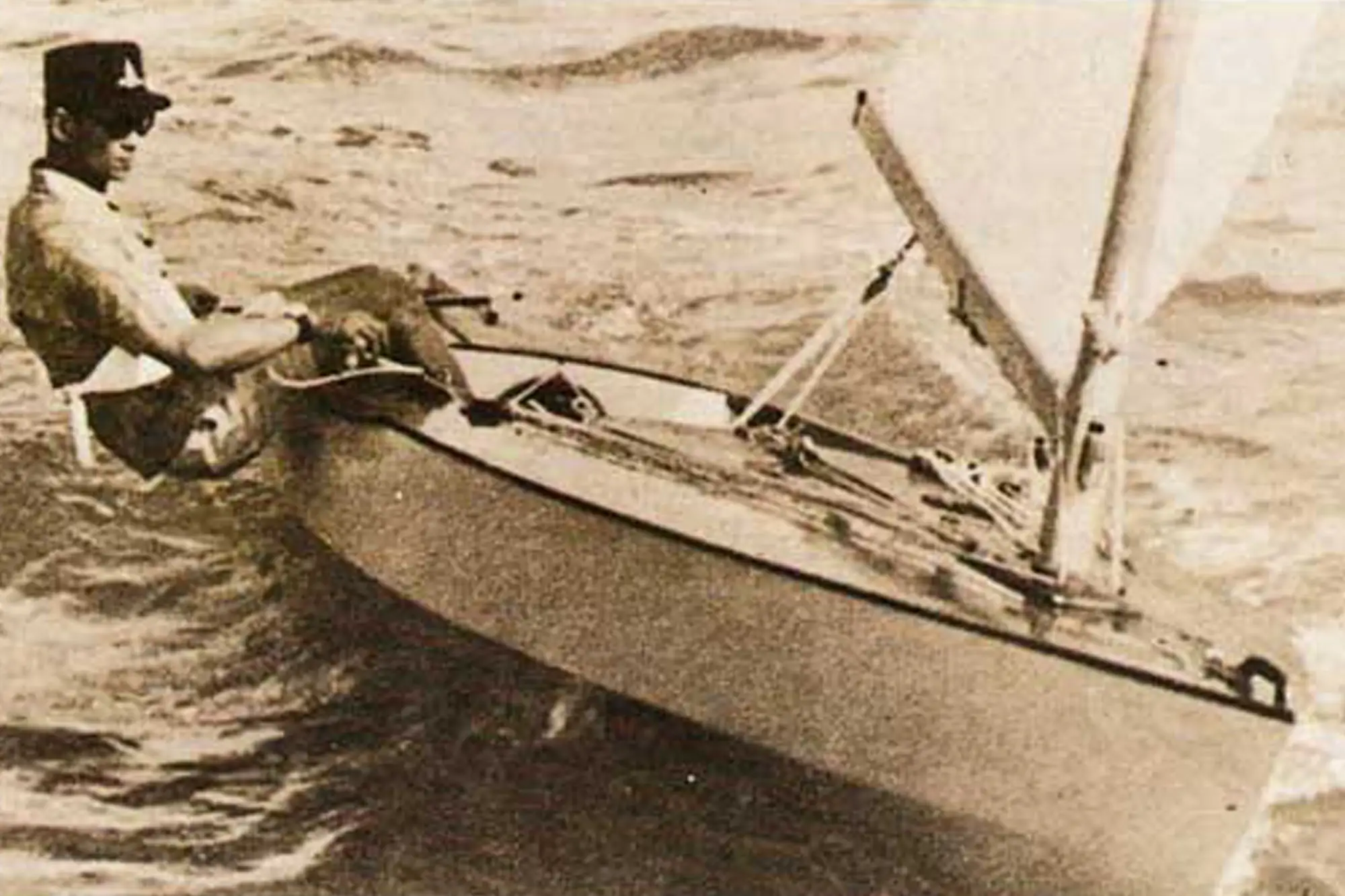 蒲美蓬1966年乘坐自己設計的小帆船橫渡暹羅灣