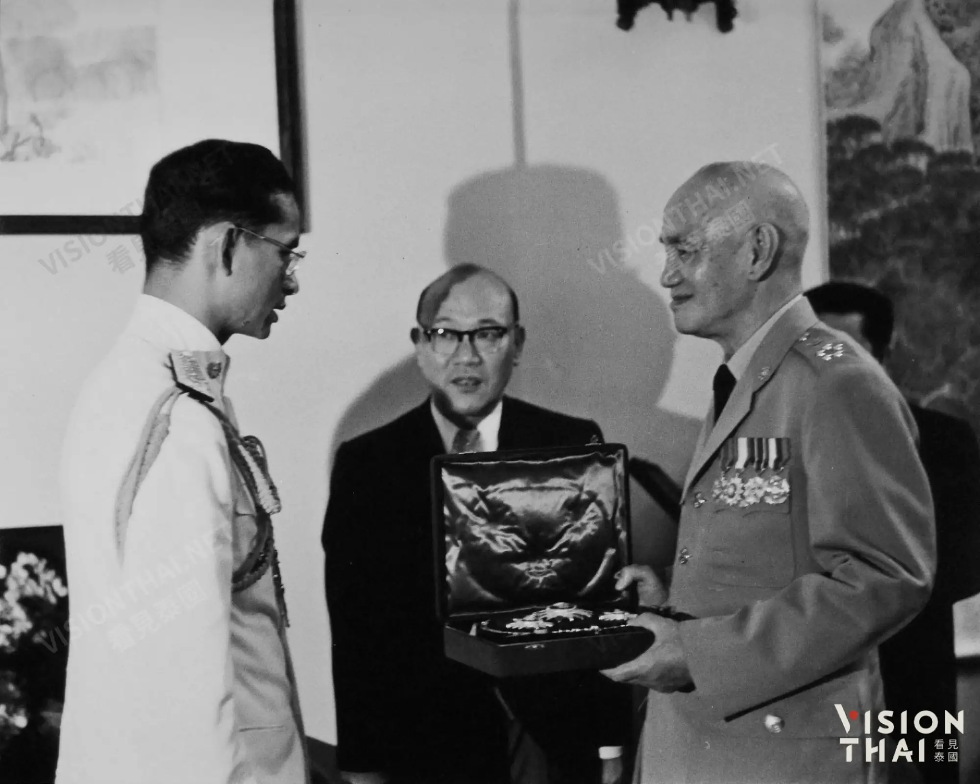 先總統蔣中正致贈勳章予泰王拉瑪九世蒲美蓬．阿杜德（圖片來源：中華民國外交部提供）