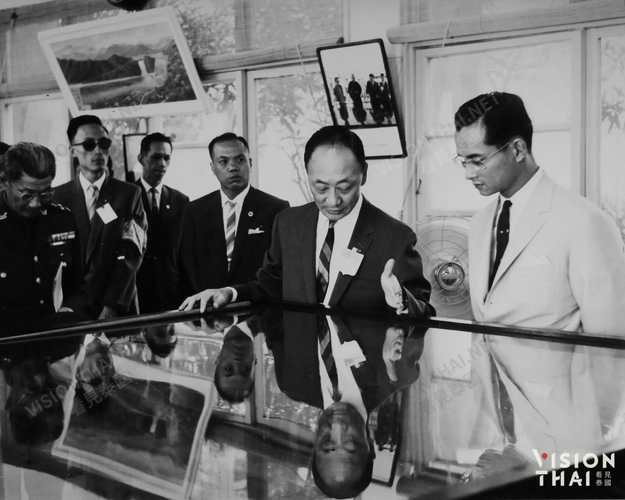 泰王蒲美蓬在前副總統陳誠陪同下，參訪桃園縣農經設施。（圖片來源：中華民國外交部提供）