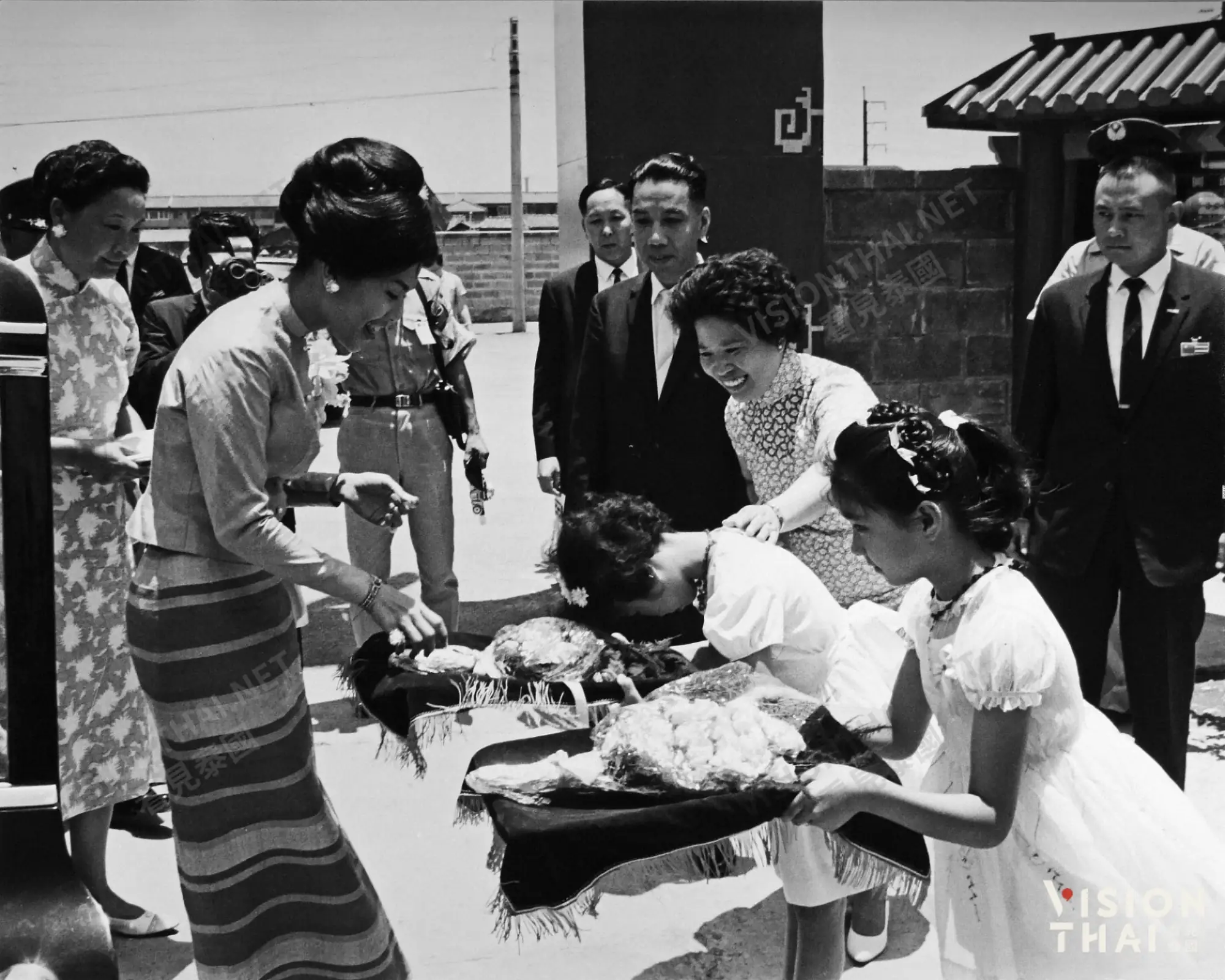 泰國王后詩麗吉與台灣育幼院院童親切互動（圖片來源：中華民國外交部提供）