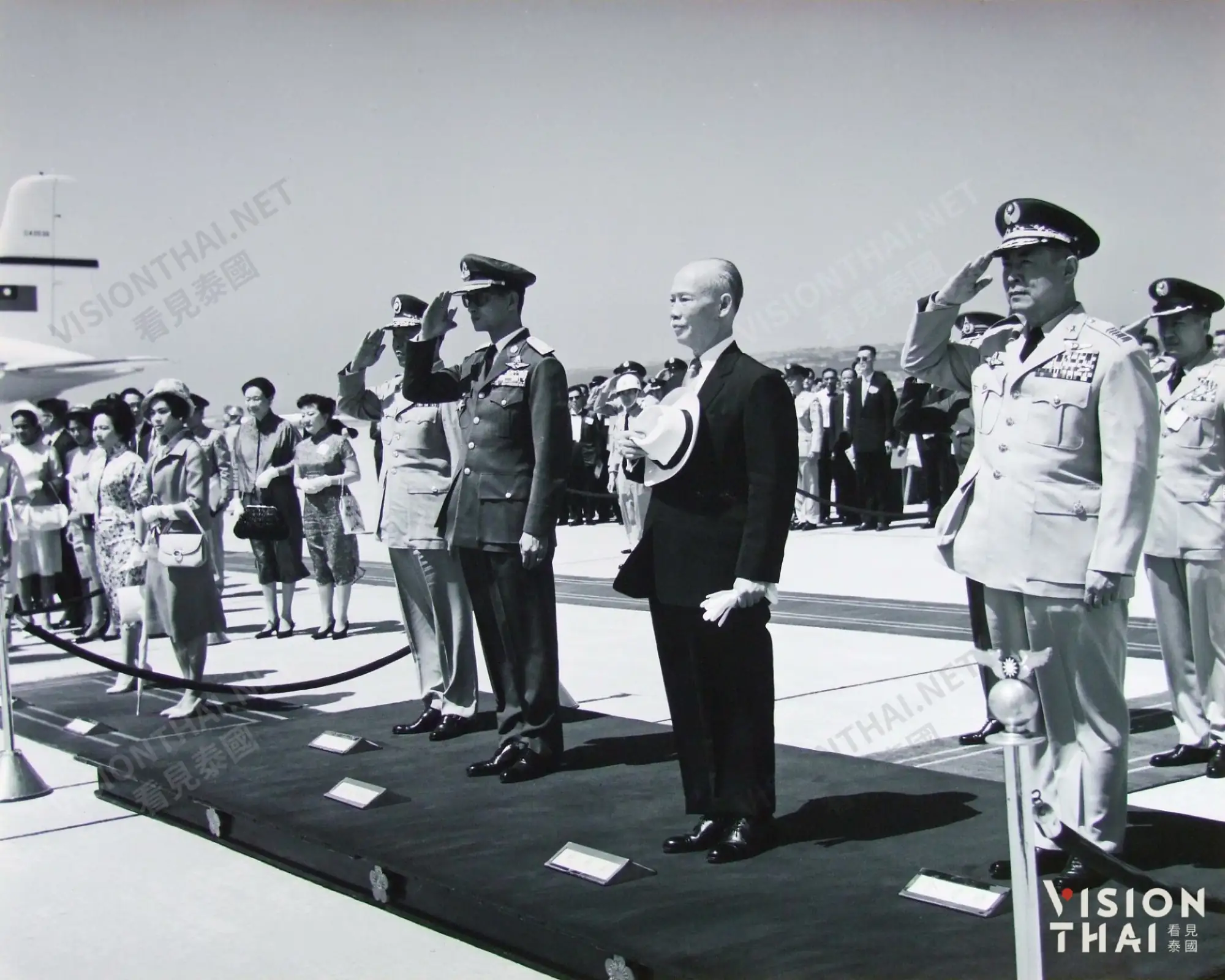泰王蒲美蓬在前副總統陳誠陪同下，參訪台中清泉崗空軍基地。（圖片來源：中華民國外交部提供）