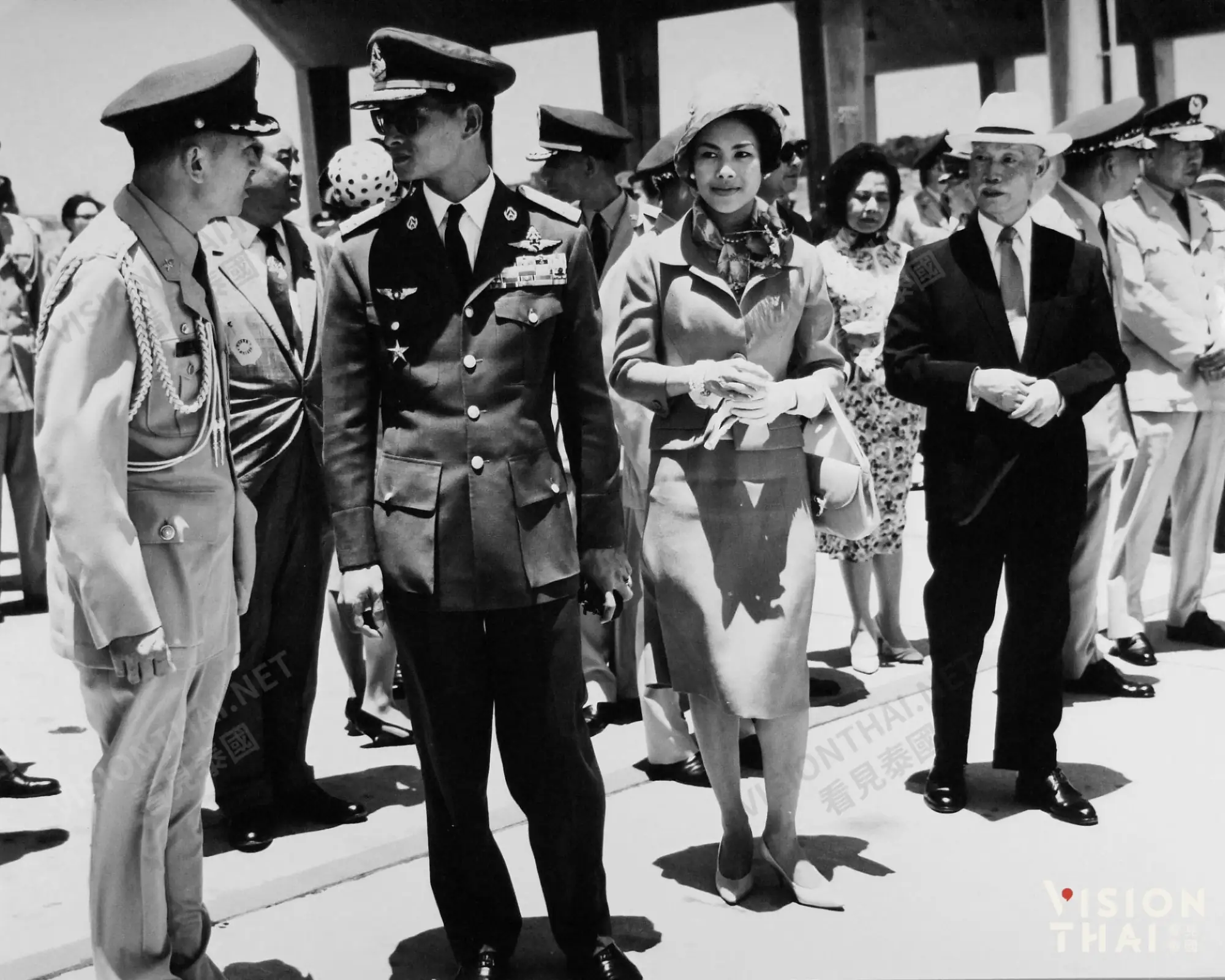 泰王拉瑪九世蒲美蓬．阿杜德與王后詩麗吉在前副總統陳誠陪同下，參訪台中清泉崗空軍基地。（圖片來源：中華民國外交部提供）