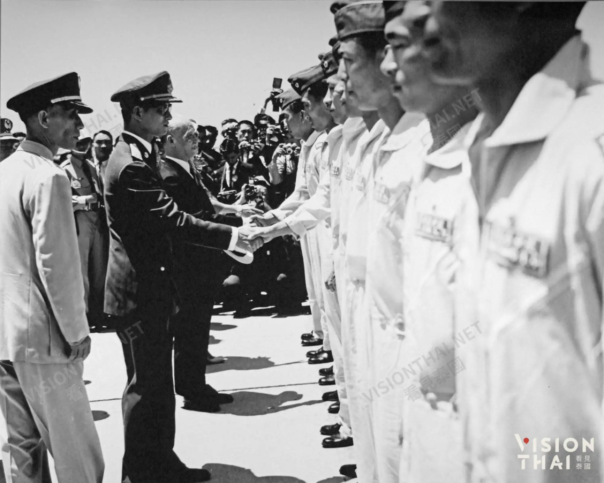 泰王蒲美蓬陛下向中華民國空軍雷虎小組人員握手嘉許。（圖片來源：中華民國外交部提供）