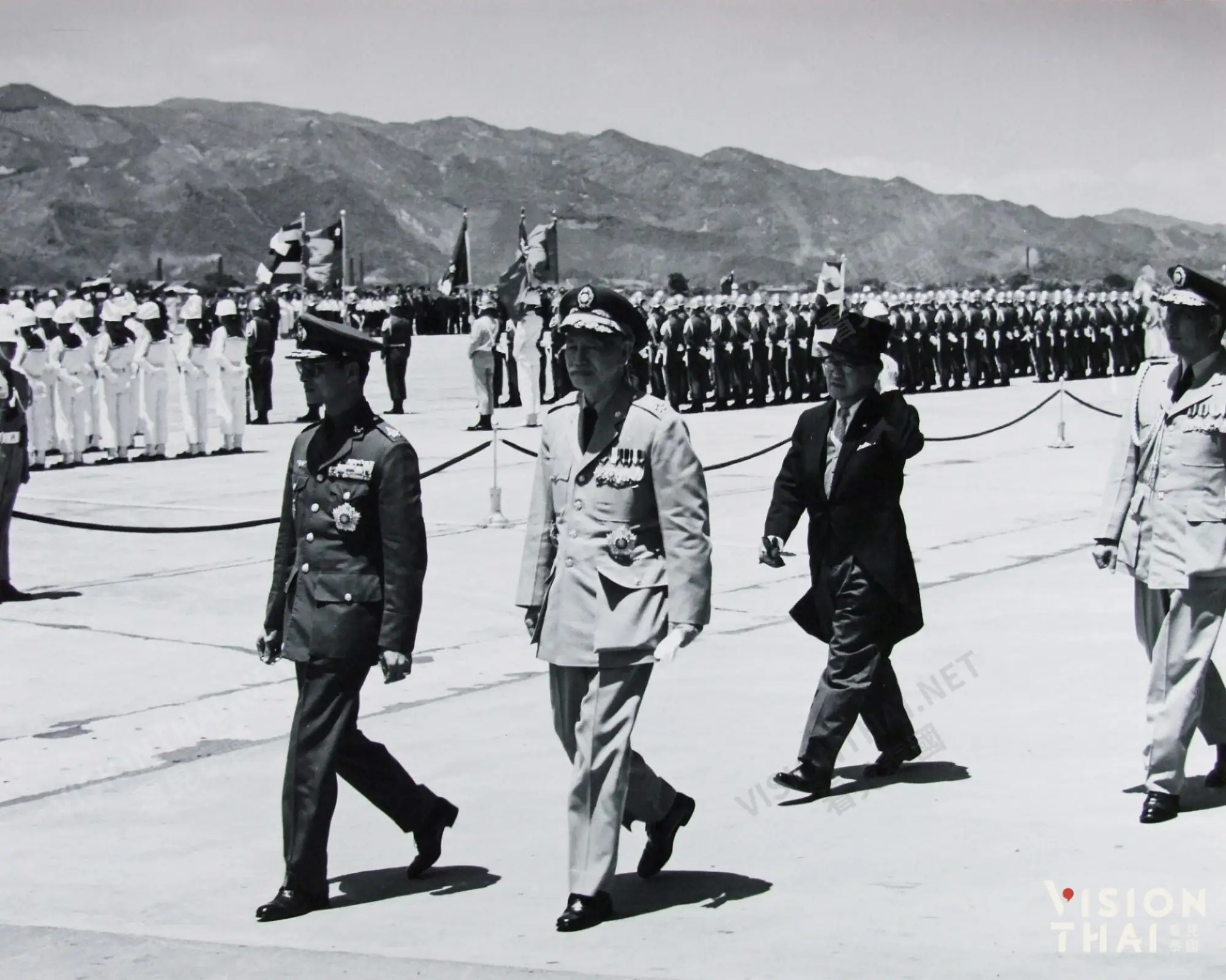 總統蔣中正伉儷前往松山機場以軍禮歡送泰王拉瑪九世（圖片來源：中華民國外交部提供）