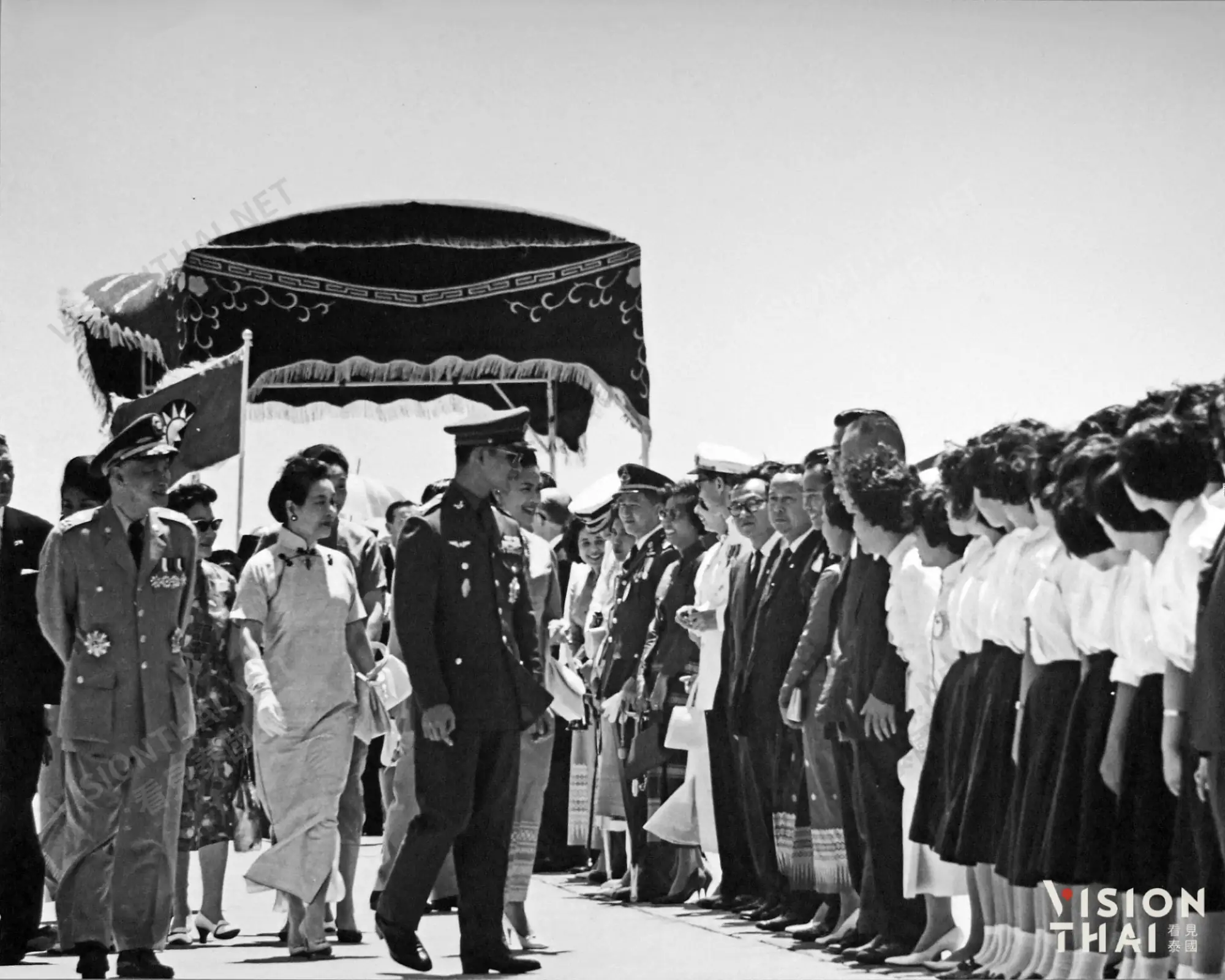先總統蔣中正與夫人蔣宋美齡歡送泰王浦美蓬與詩麗吉王后。（圖片來源：中華民國外交部提供）