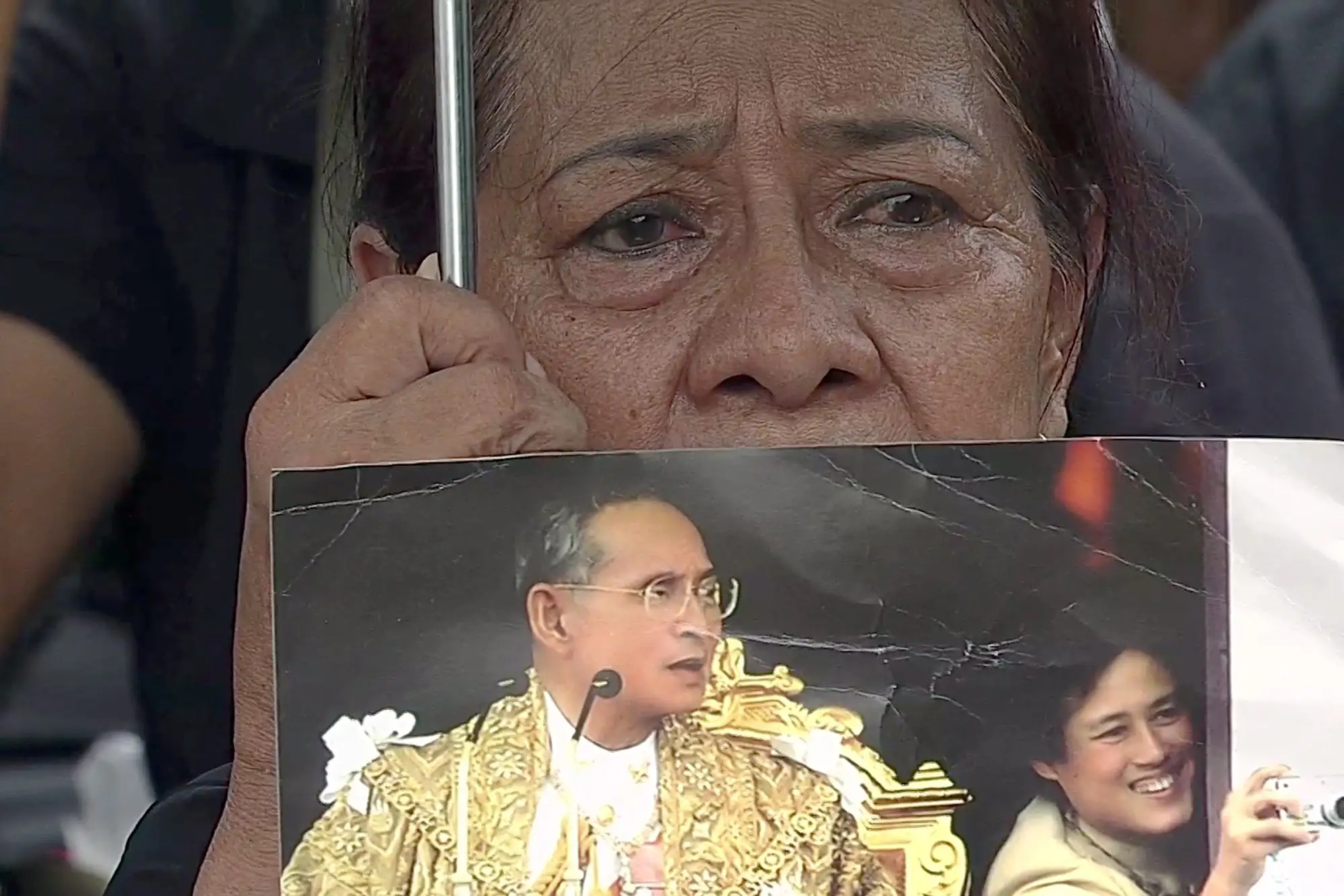 泰國先王拉瑪九世蒲美蓬.阿杜德逝世已滿一周年了　民眾仍難掩傷心