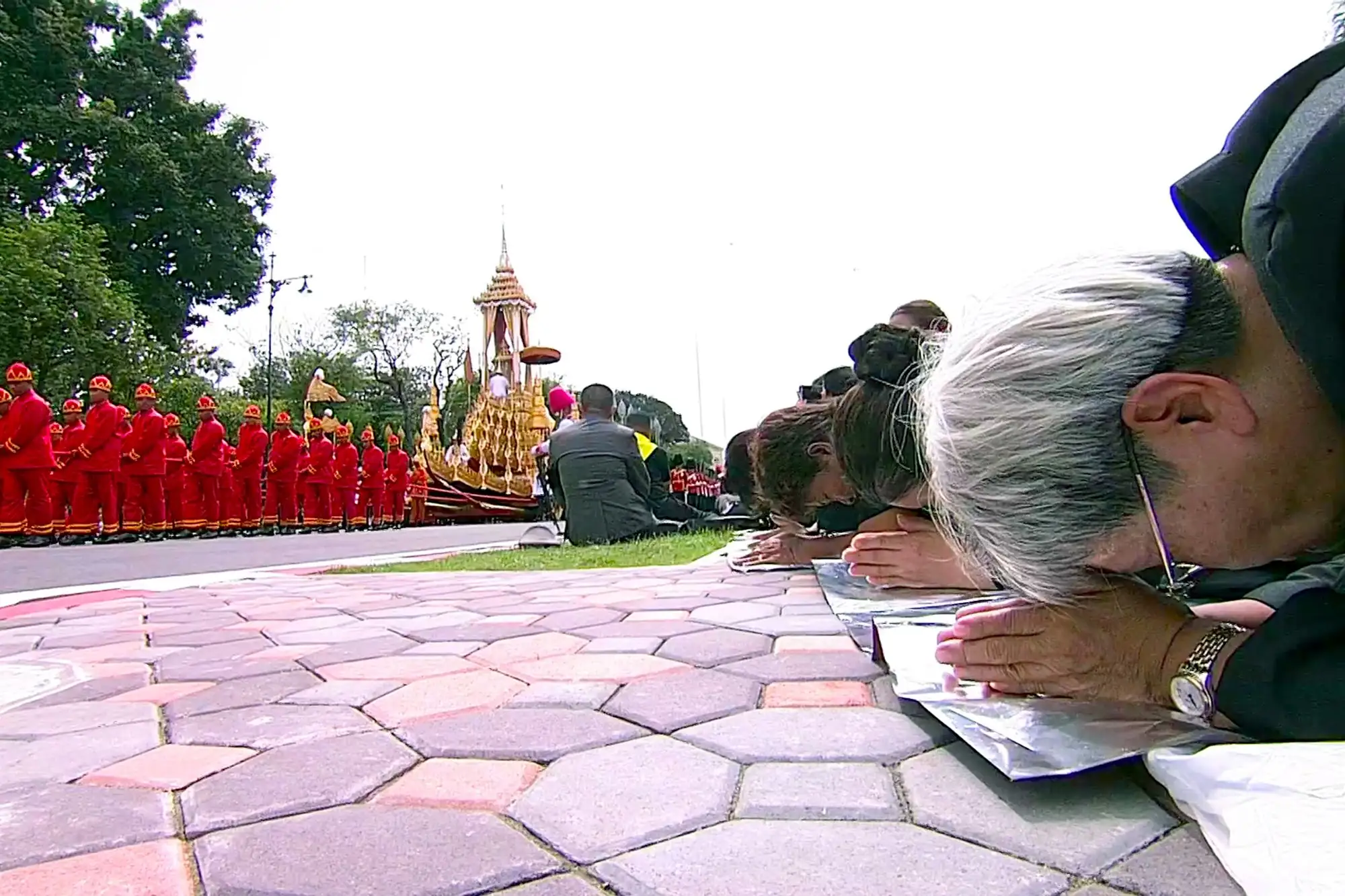 泰國民眾行跪拜禮向先王蒲美蓬.阿杜德道別