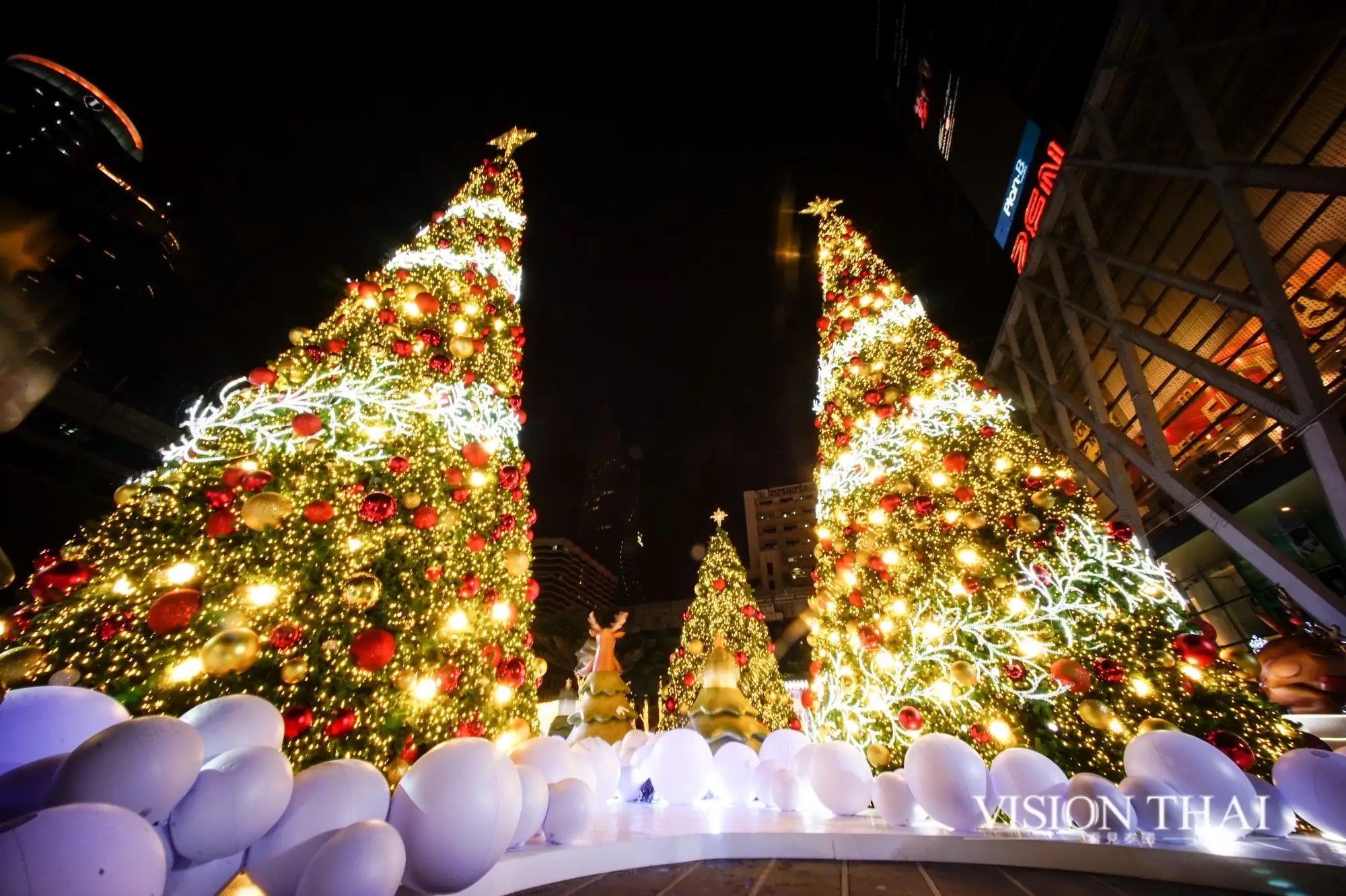 central-world-light-up-christmas-tree-celebration