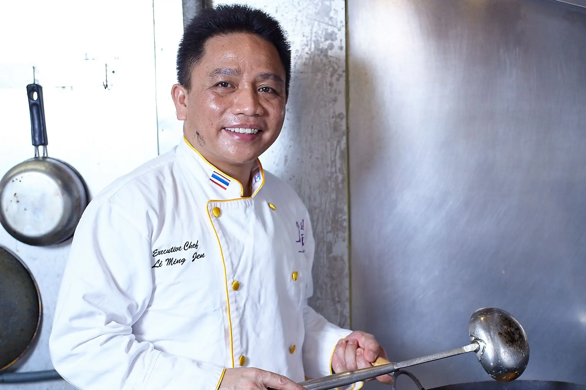 曾擔任過多家飯店與餐廳主廚的阿明師，擅長泰式家常料理。