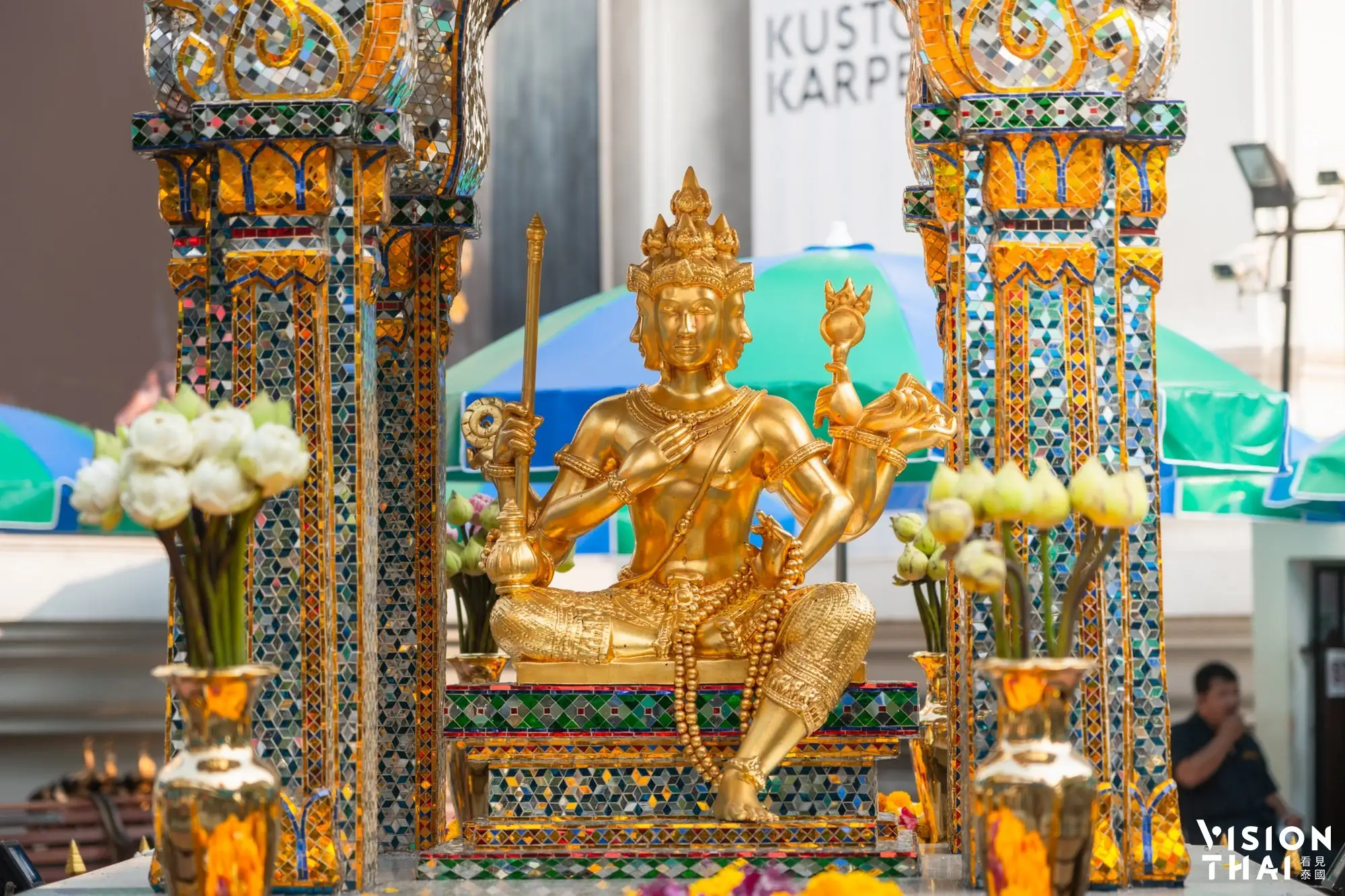 曼谷四面佛梵天位于君悦酒店前，香火鼎盛，而成为著名曼谷景点（图片来源：Vision Thai 看见泰国）