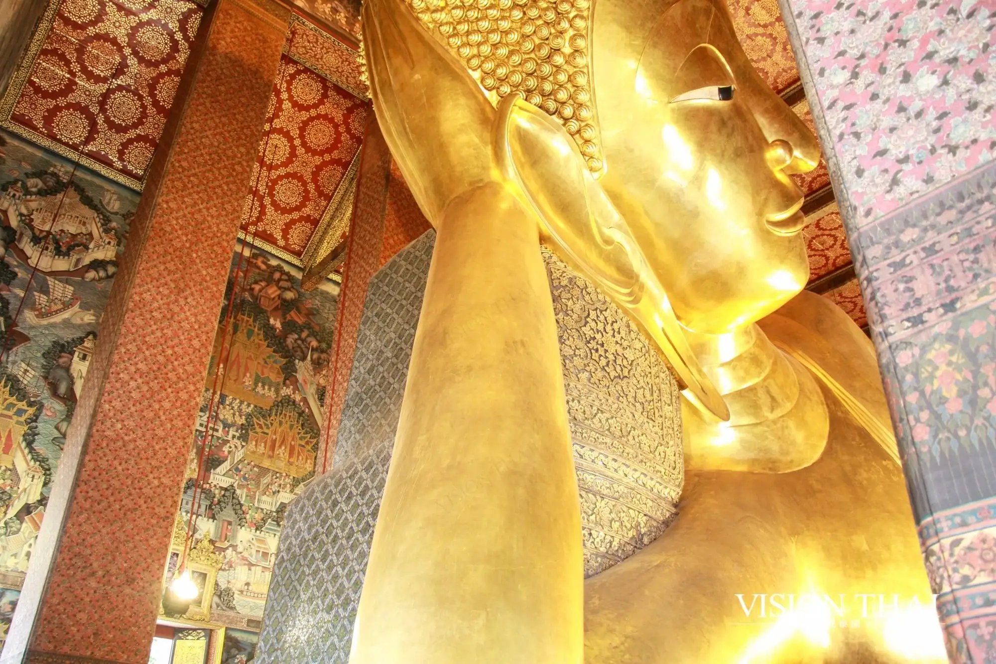 曼谷卧佛寺，有泰国最大的室内卧佛艺术。