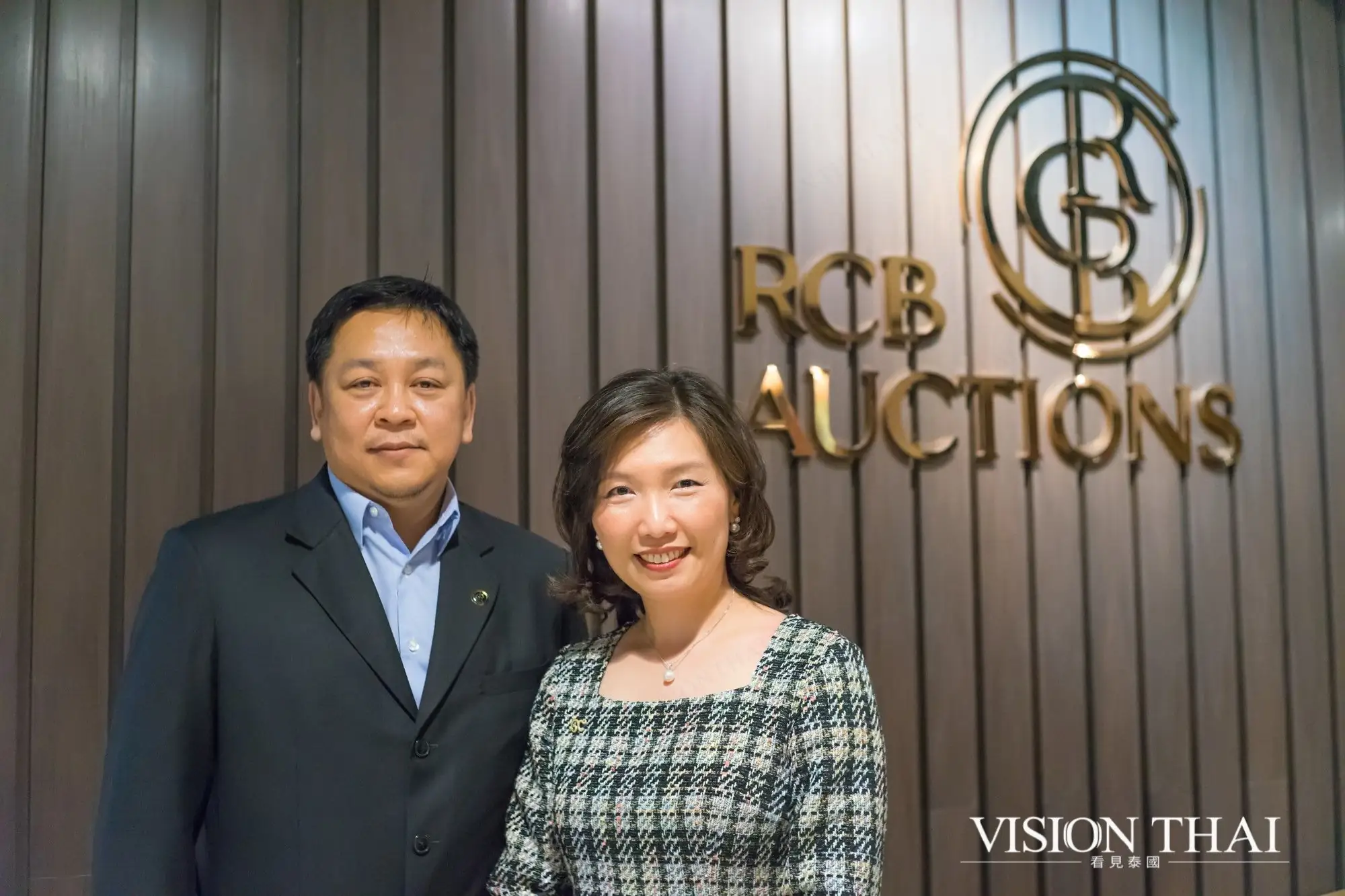 RCB古董拍卖会(RCB Auctions)拍卖经理Domechai Buddawong与曼谷河城(River City Bangkok)董事总经理Linda S. Cheng