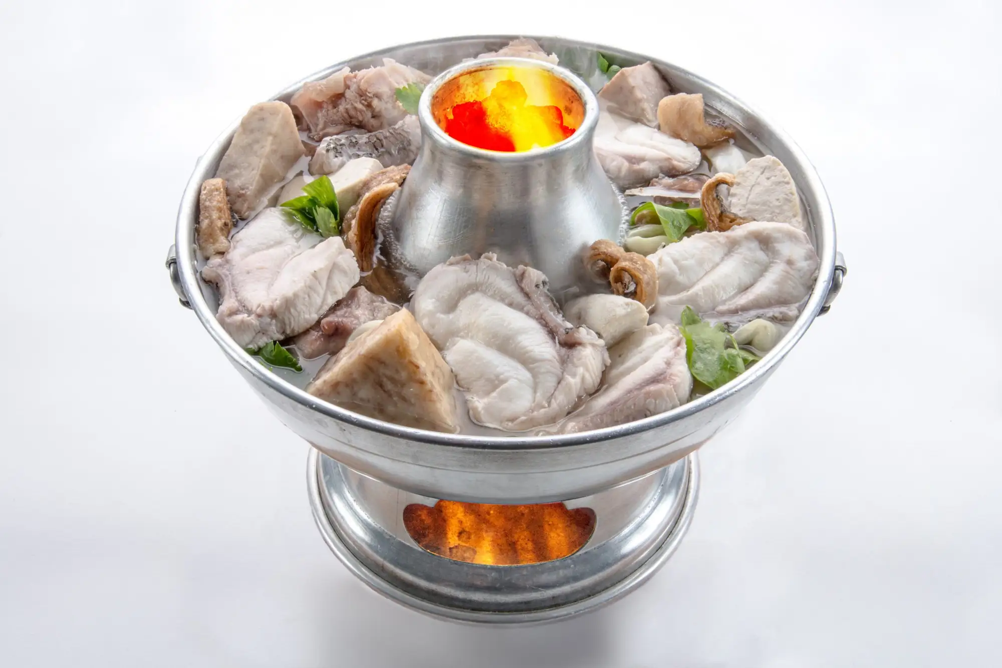 泰國魚頭爐HuaplaChongnonsea的招牌菜就是這一鍋料多湯頭鮮美的魚頭爐
