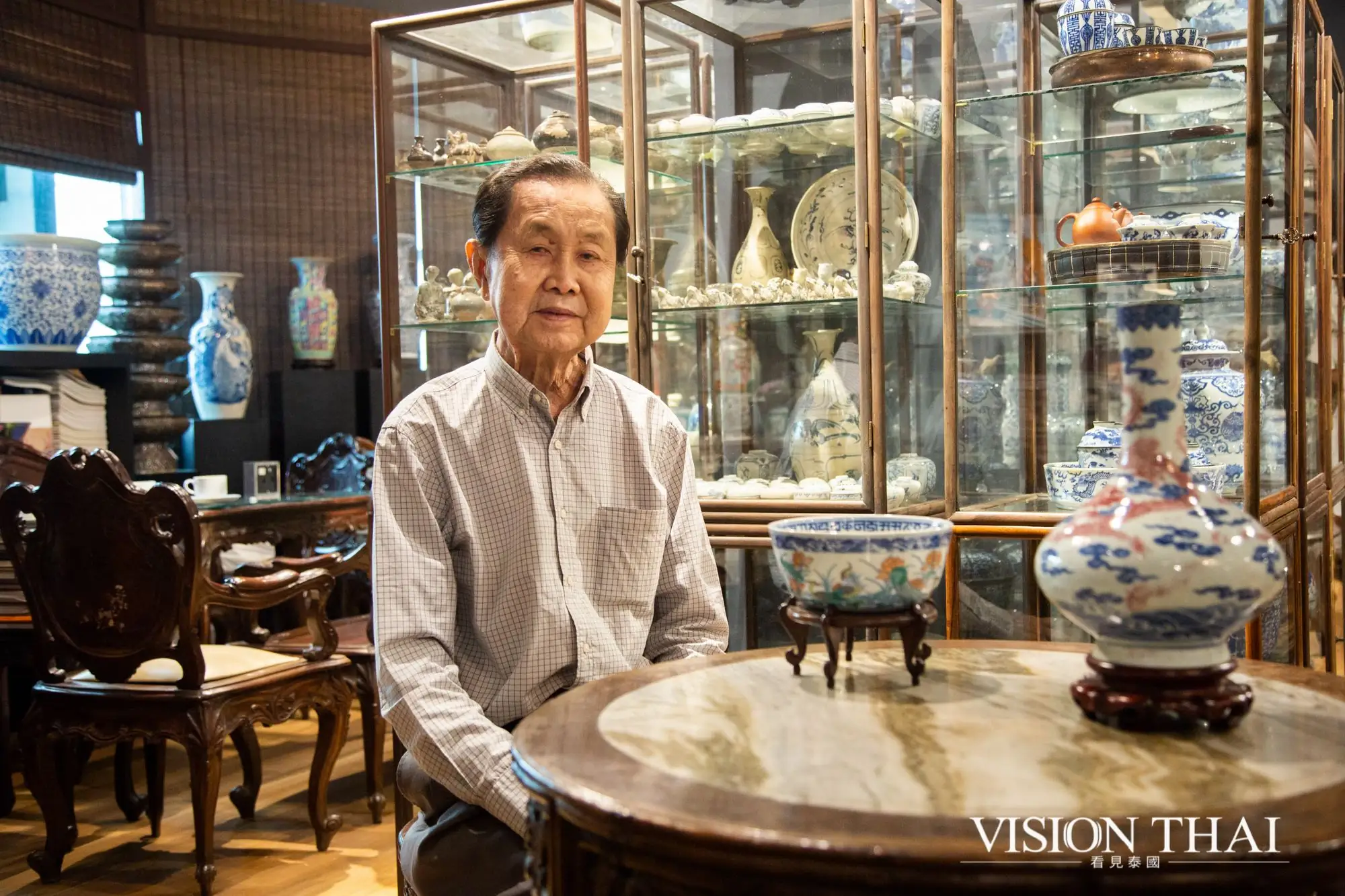 曼谷河城(River City Bangkok)老字號古董店之一Hong Antiques，創辦人Tara Sae-Be身體力行活到老學到老