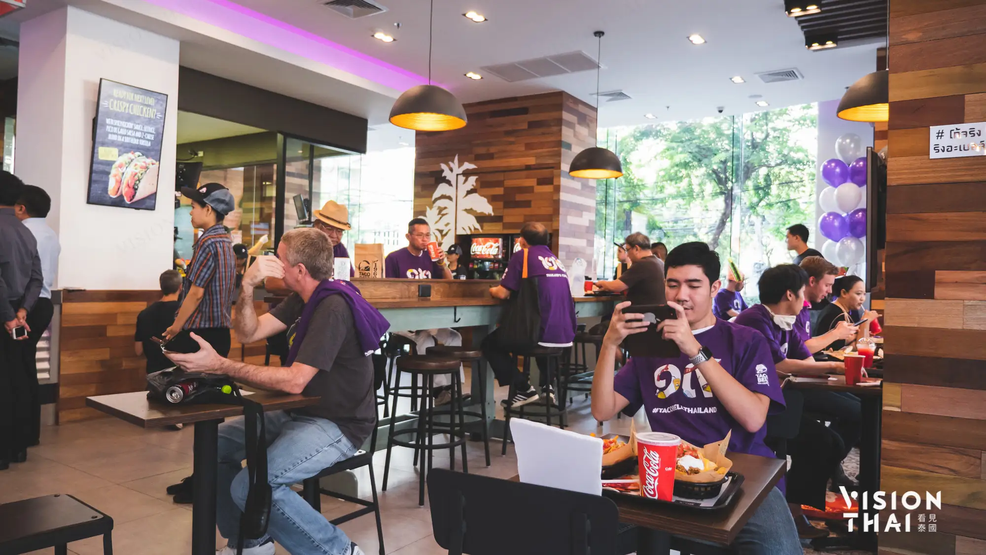 泰國首家塔可鐘Taco Bell Thailand進駐曼谷The Mercury Ville，位於捷運空鐵BTS Chidlom 站，4號出口出站即有連結通道可達。該店擁有60個座位，並設有開放式廚房與摩登長凳，是親朋好友舉餐的理想場域。