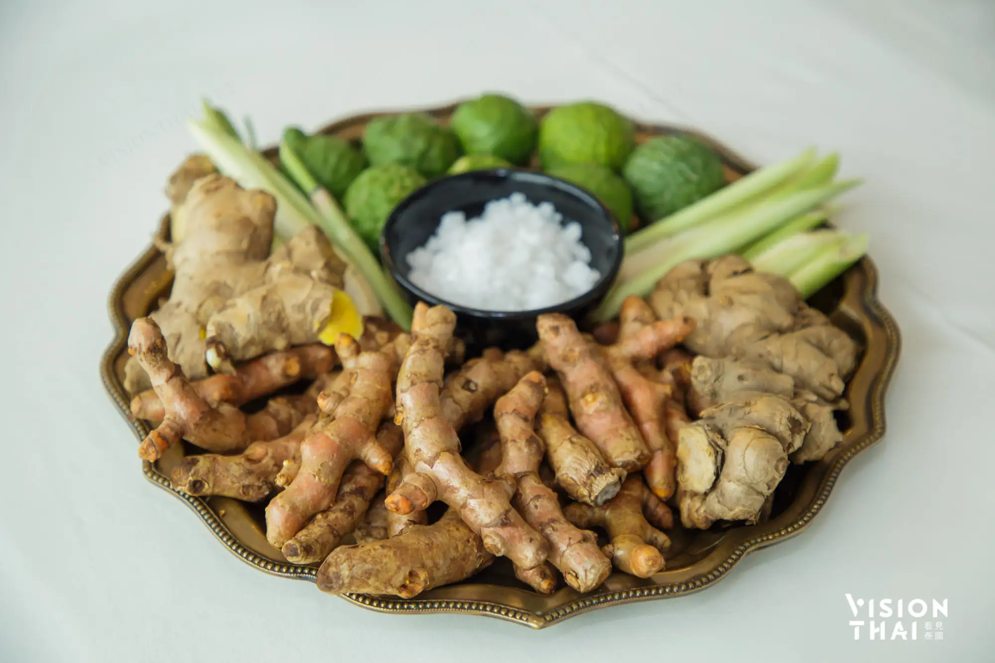 药草盐陶罐配方，泰国姜参、姜黄、香茅、佛手柑及盐。