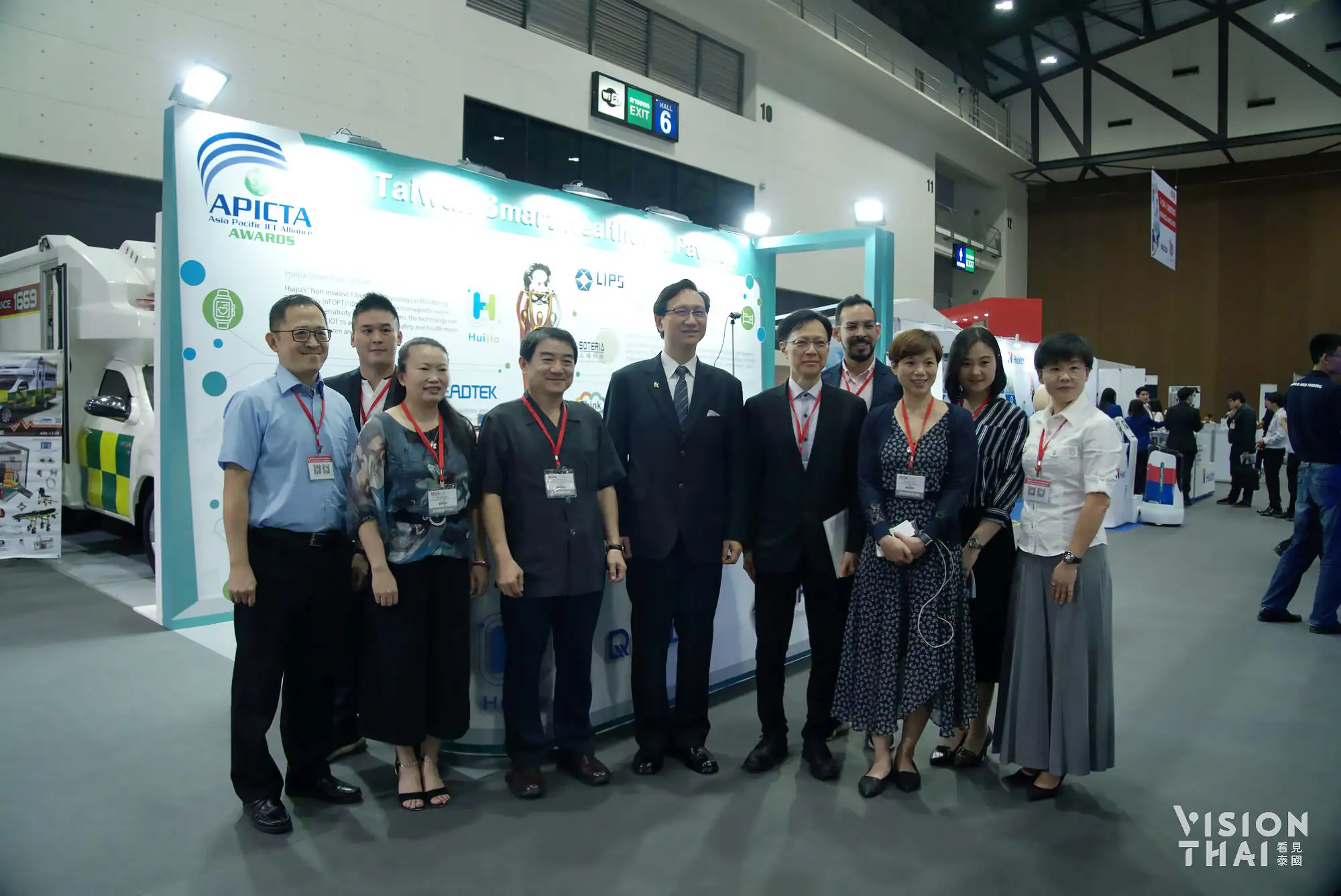 由左至右分别为立普斯、丽台、汇嘉业者代表、台湾医疗暨生技公会理事长、驻泰代表童振源、台湾新竹生医育成中心、太旸科技代表及台北市计算机公会的策展团队