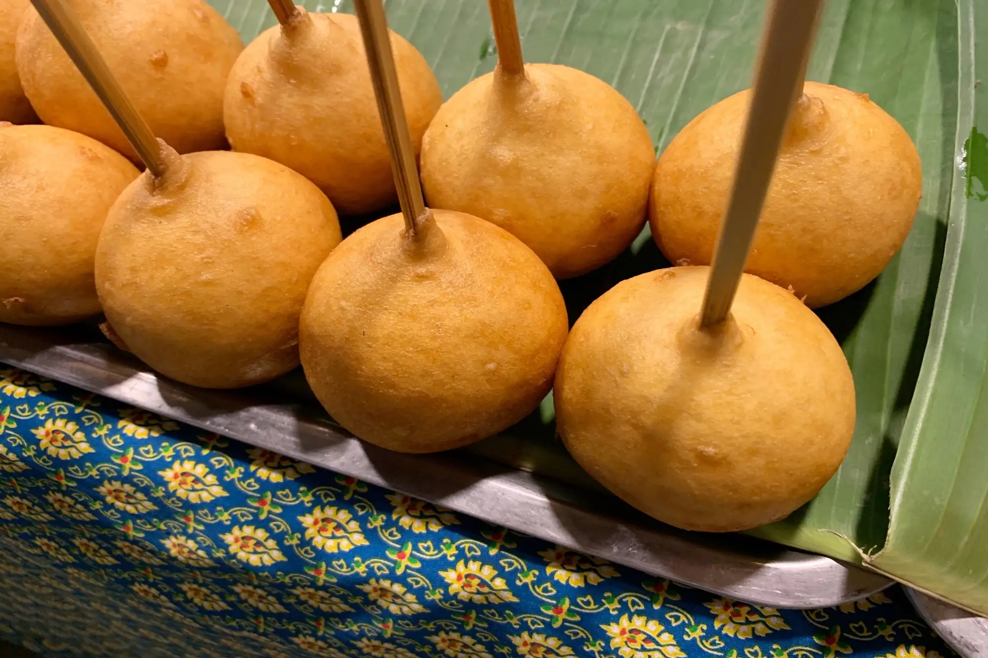 大城夜市有賣一種口感類似炸熱狗的泰國小吃「炸光頭」