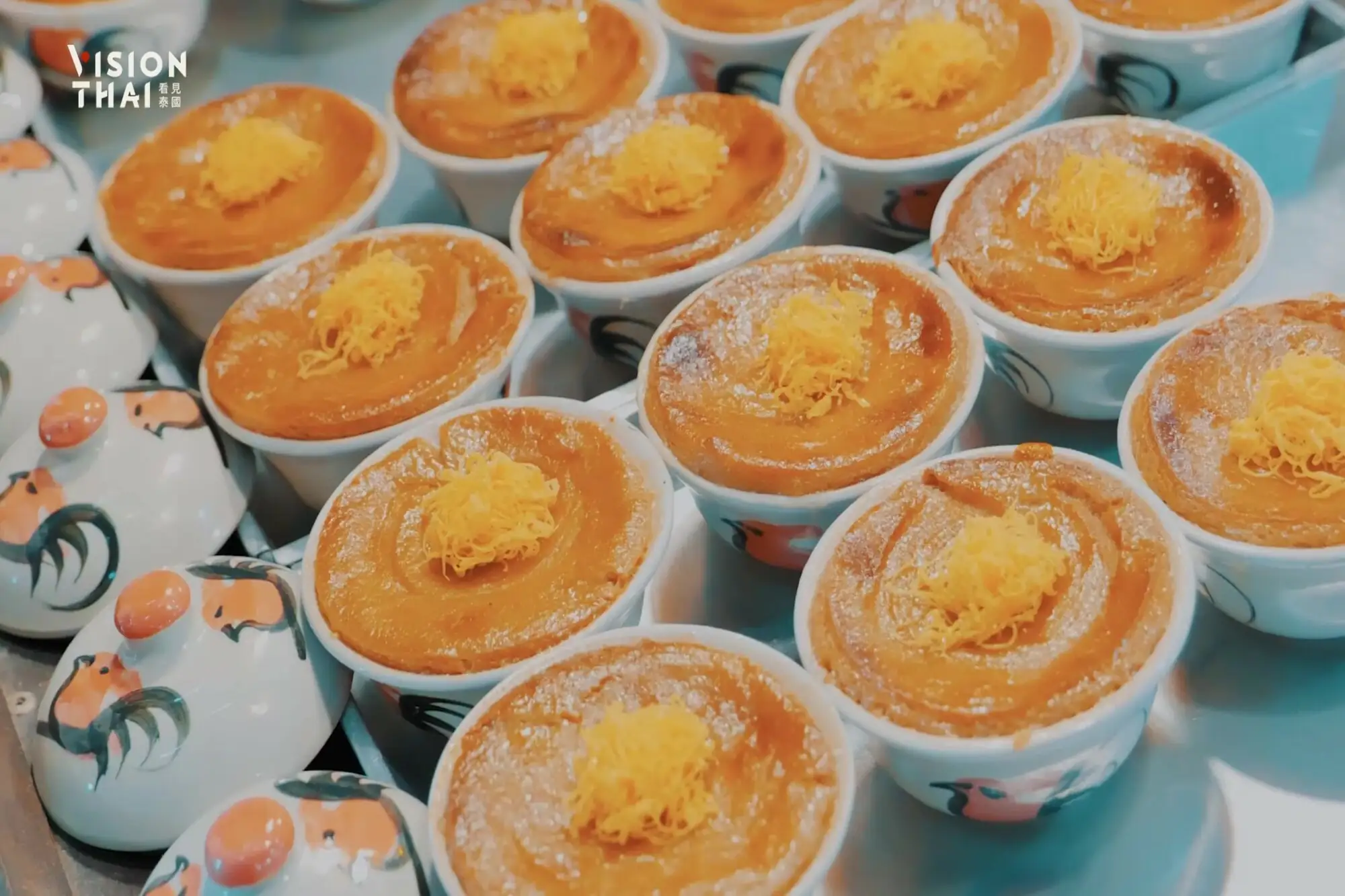 大城水上市場必吃的泰式卡士達，可愛的公雞小碗可以帶回去作紀念