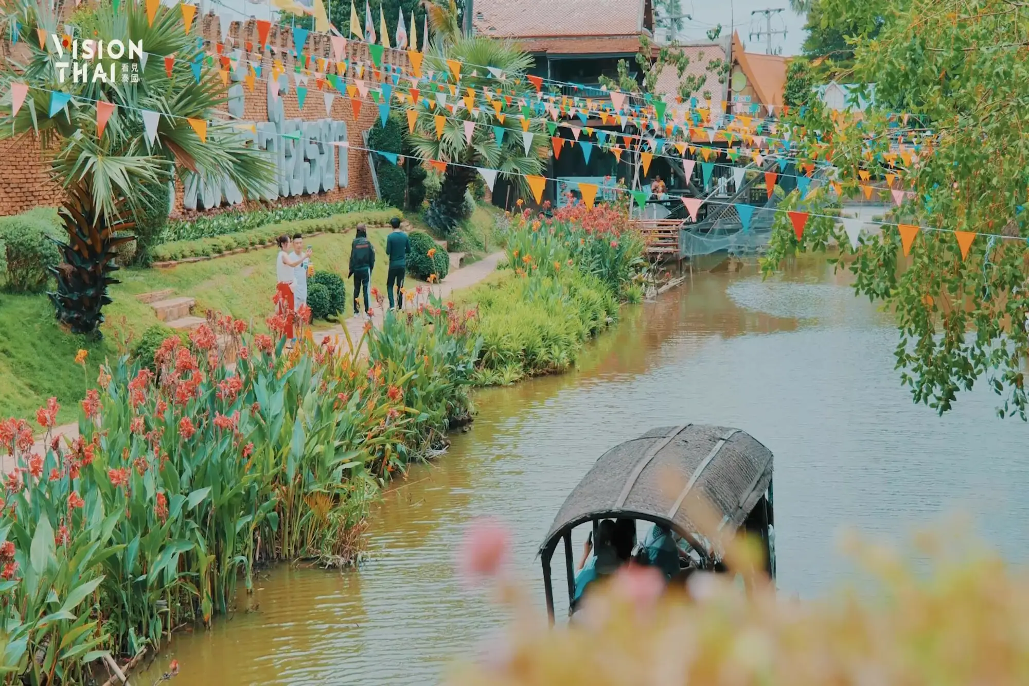 大城水上市場是觀光客必去的景點！可欣賞泰拳及傳統舞蹈 (圖片來源：Vision Thai 看見泰國)