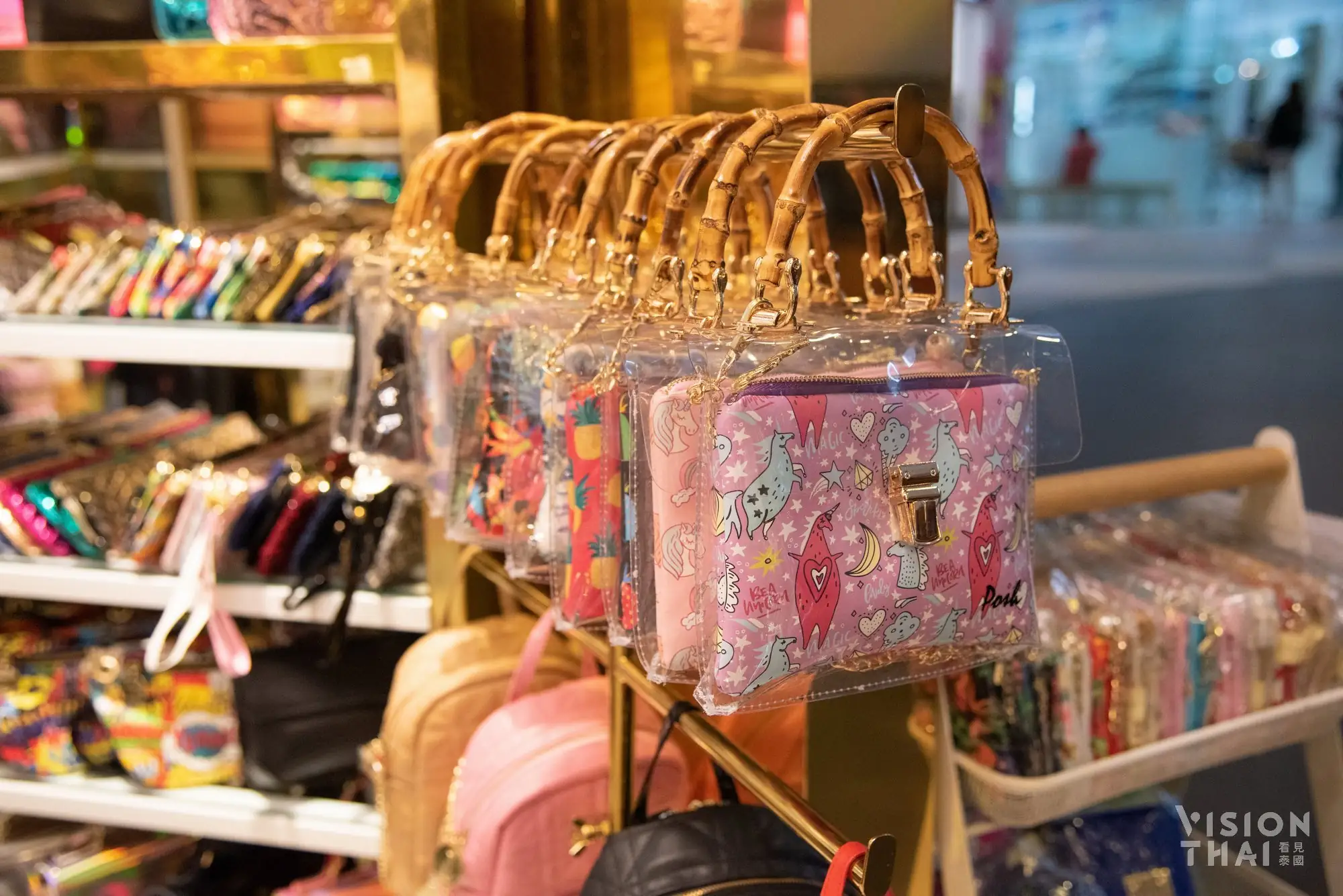 泰國必買除了曼谷包，還有越來越多品牌選擇，例如POSH Dazzling原創泰國包包造型豐富