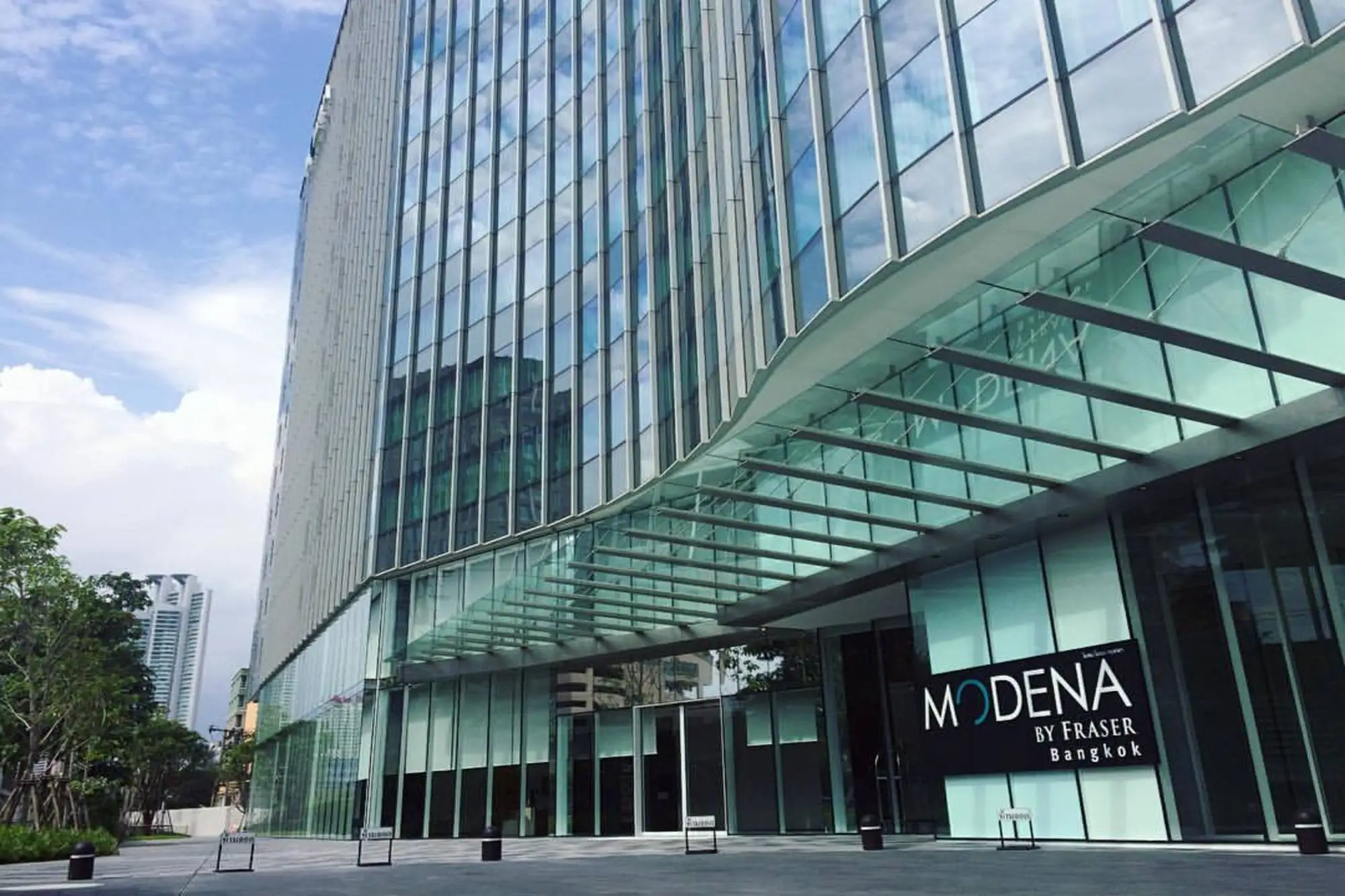 曼谷名致服务公寓以玻璃帷幕打造时尚建筑外观。（图片来自：Modena by Fraser Bangkok官网）