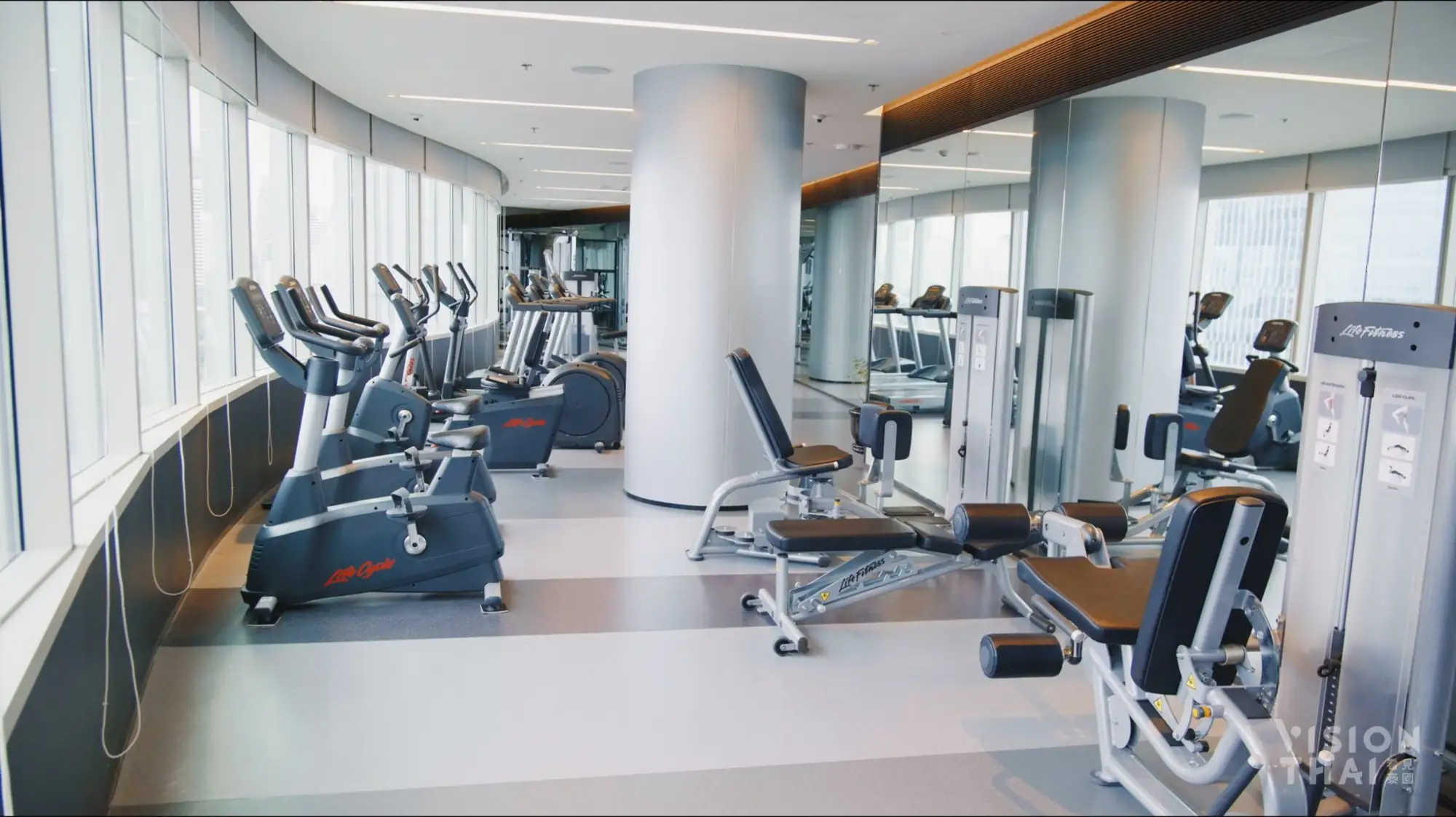曼谷名致服務公寓健身房設備齊全，還可以盡覽曼谷高空景色。
