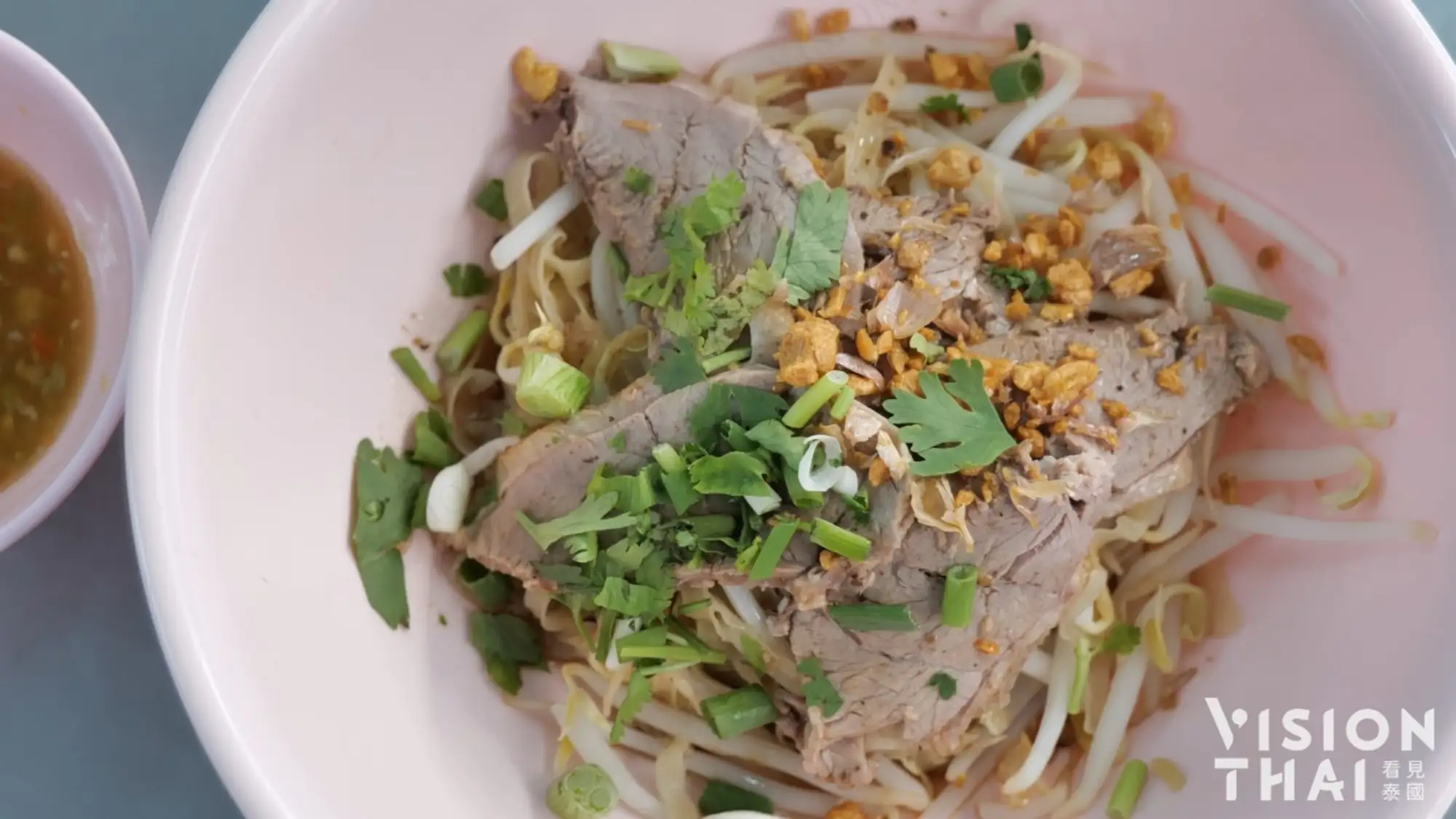跳舞鴨粿條逗趣名稱，主推泰國麵食必吃的粿條，搭配鮮嫩鴨肉。