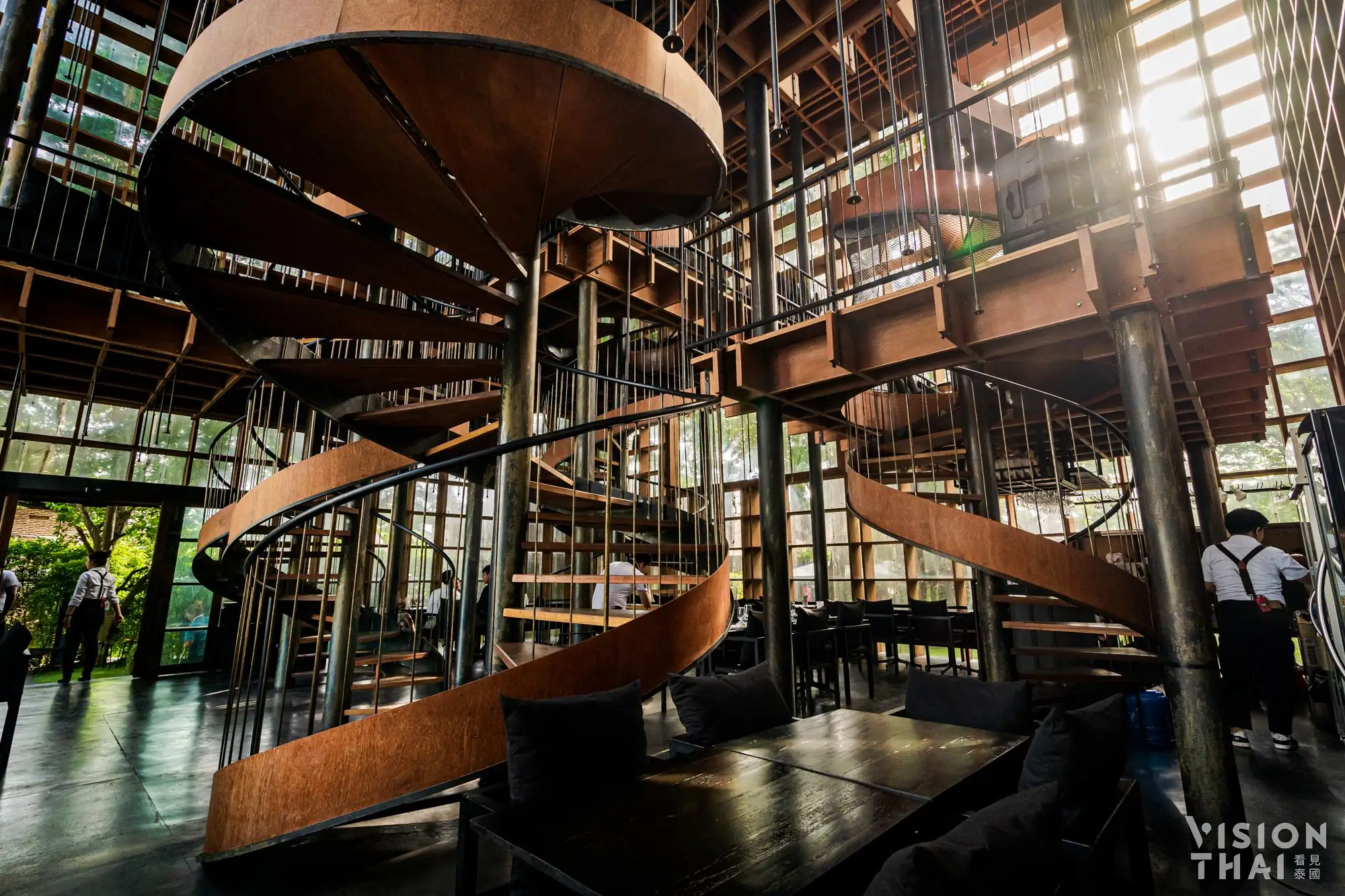 大城The Wine Ayudhya有5座旋轉階梯，可以拍出不同光影的照片