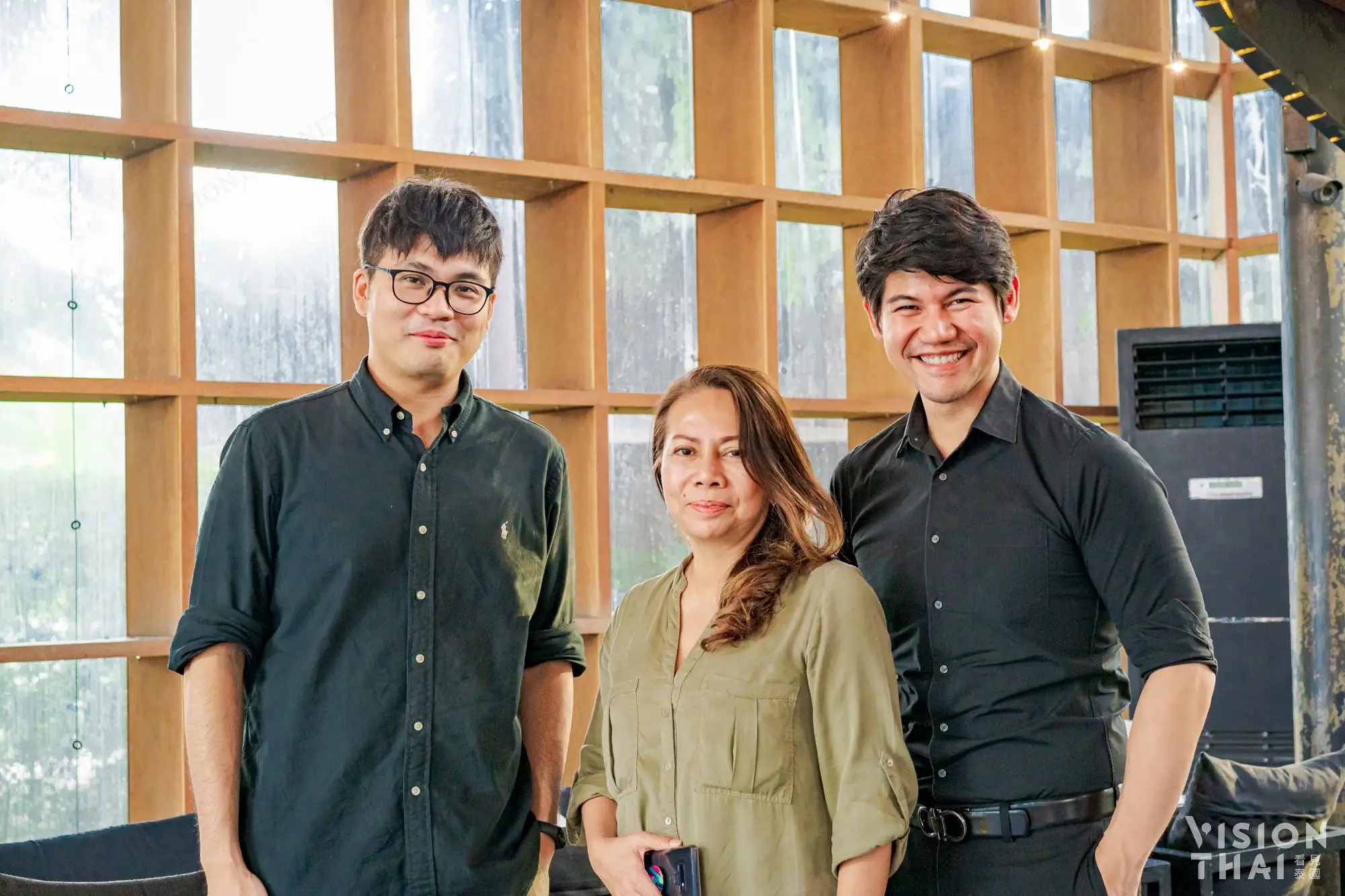 VISION THAI創辦人黑熊與The Wine Ayudhya老闆Khun和其母親Soravee合影