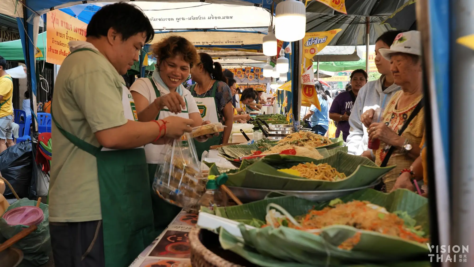 想吃斋食的民众也可以到曼谷唐人街体验节庆盛况
