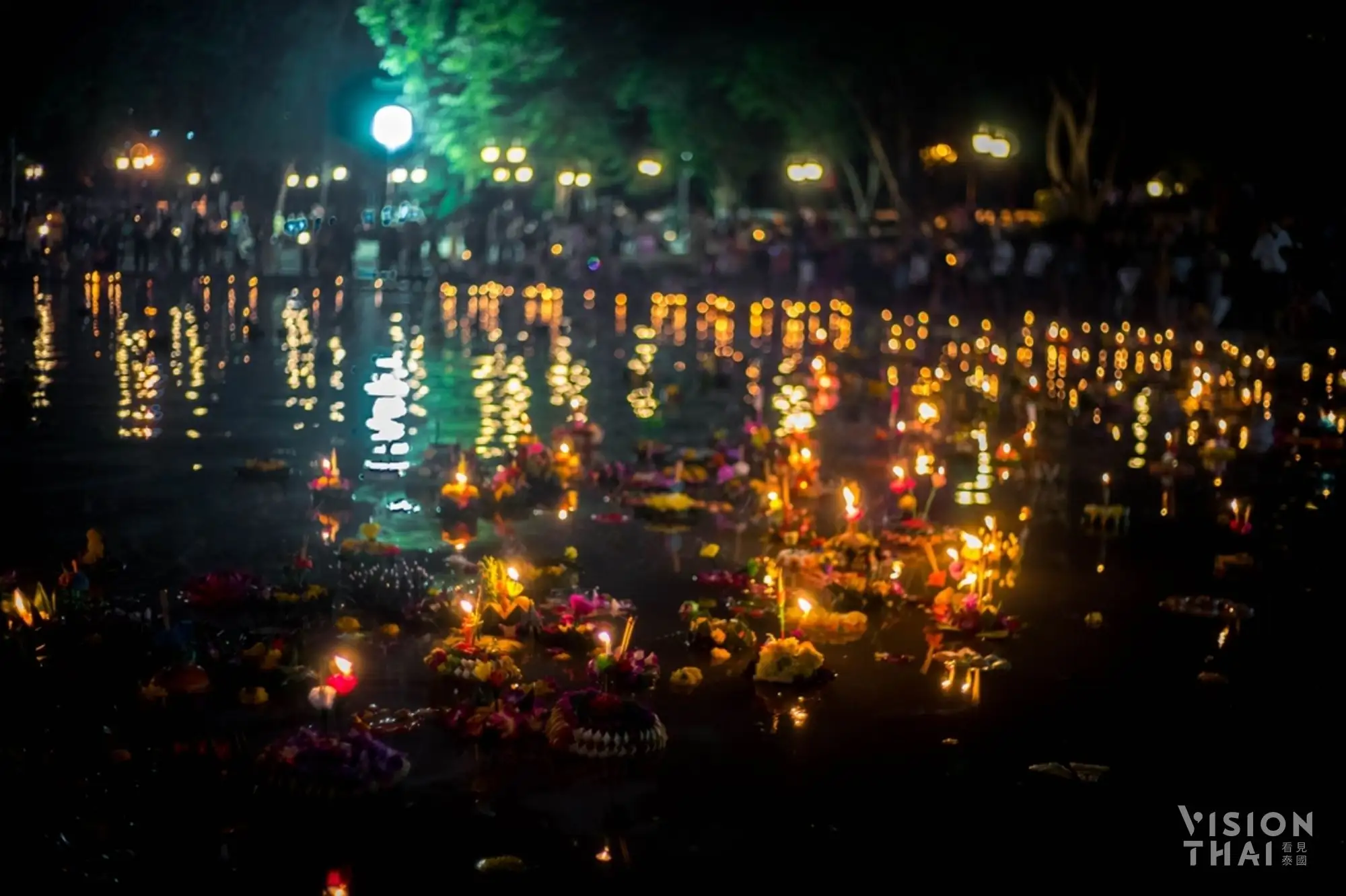 泰国水灯节一到，河面上会飘起各种水灯。（VISION THAI看见泰国）