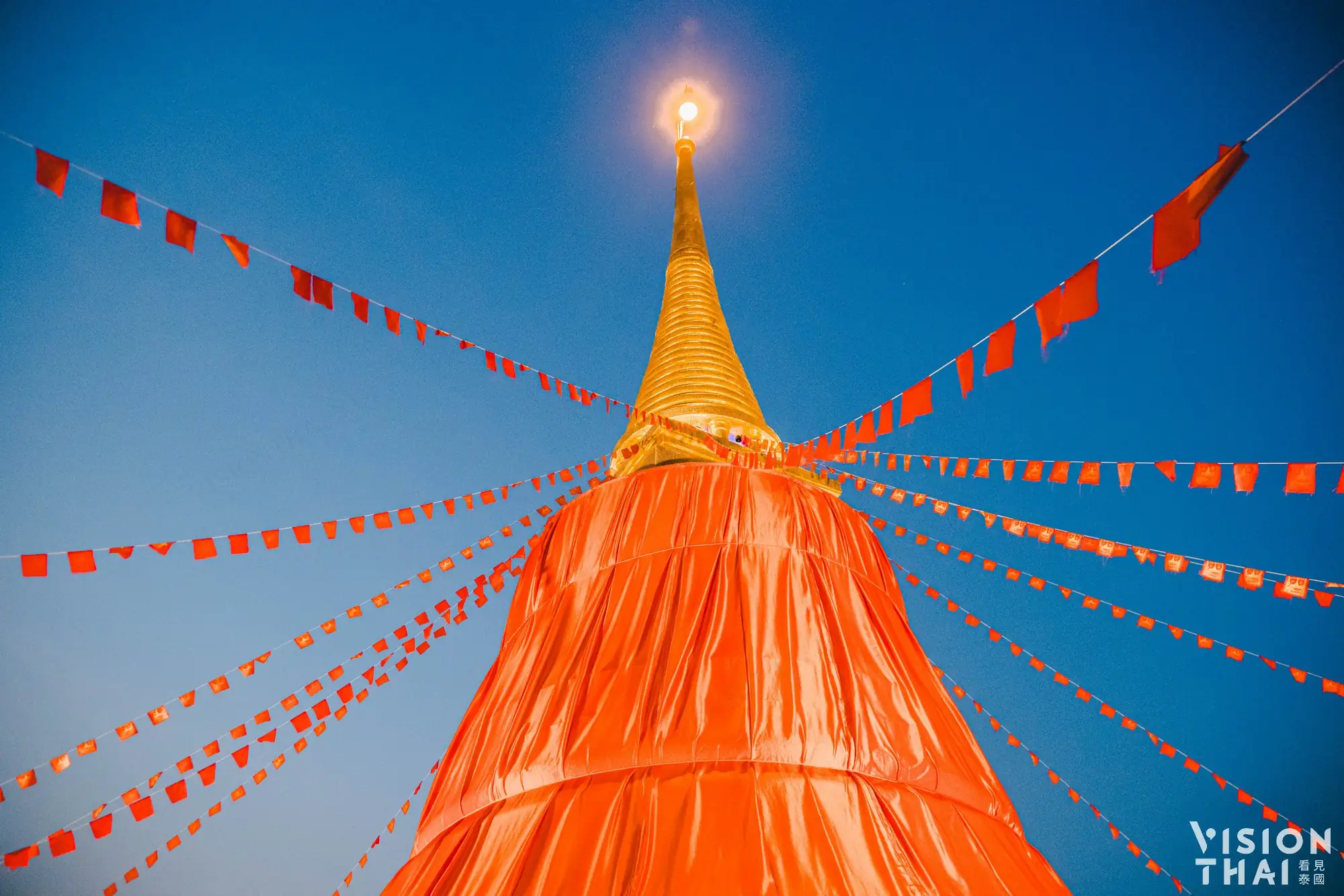 金山寺每年會於泰國水燈節展開紅布包塔活動（VISION THAI看見泰國）