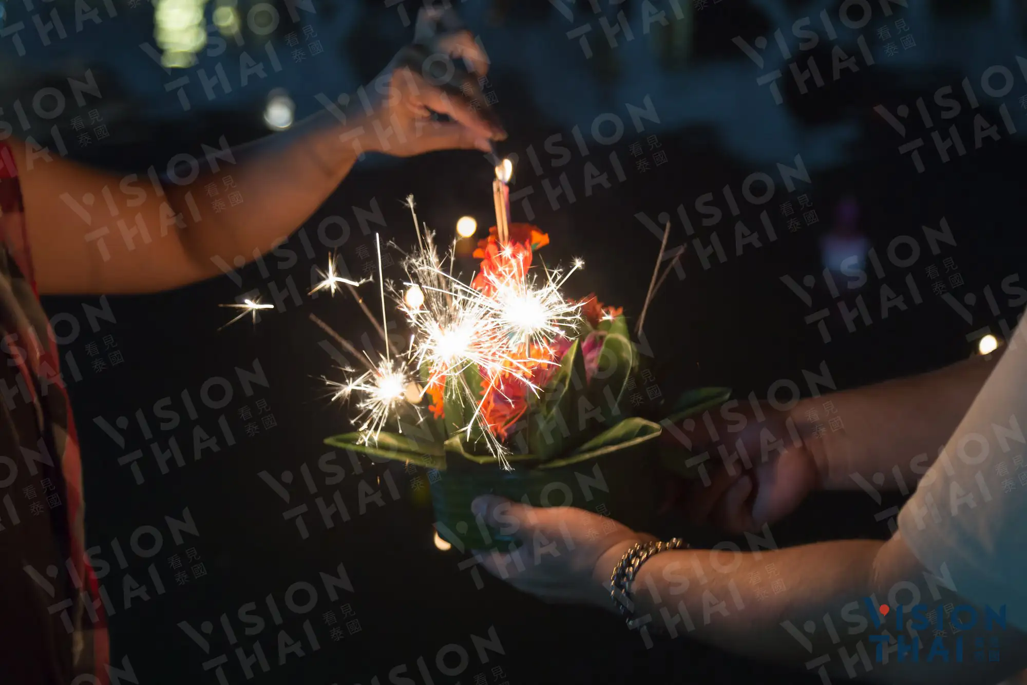 泰國水燈節年年吸引許多觀光客參與（VISION THAI看見泰國）