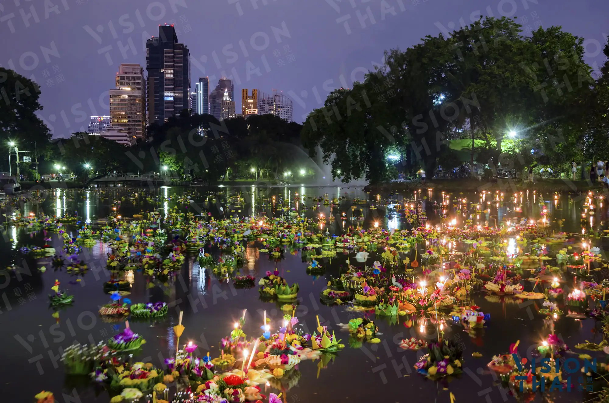 每年一到泰国水灯节，即可看见河面上飘着点点灯火。（VISION THAI看见泰国）