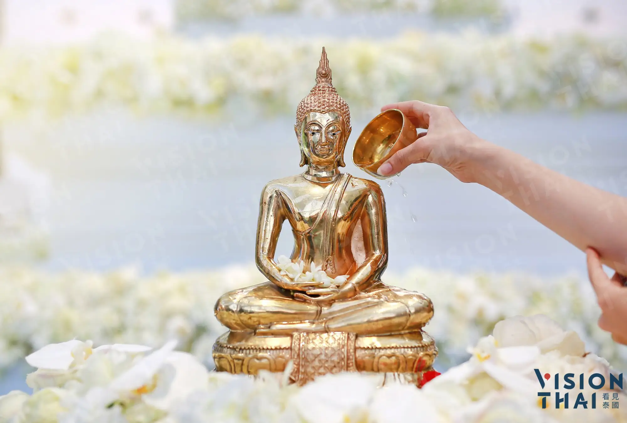 「浴佛」為泰國潑水節必做儀式之一（圖片：VISION THAI 看見泰國）