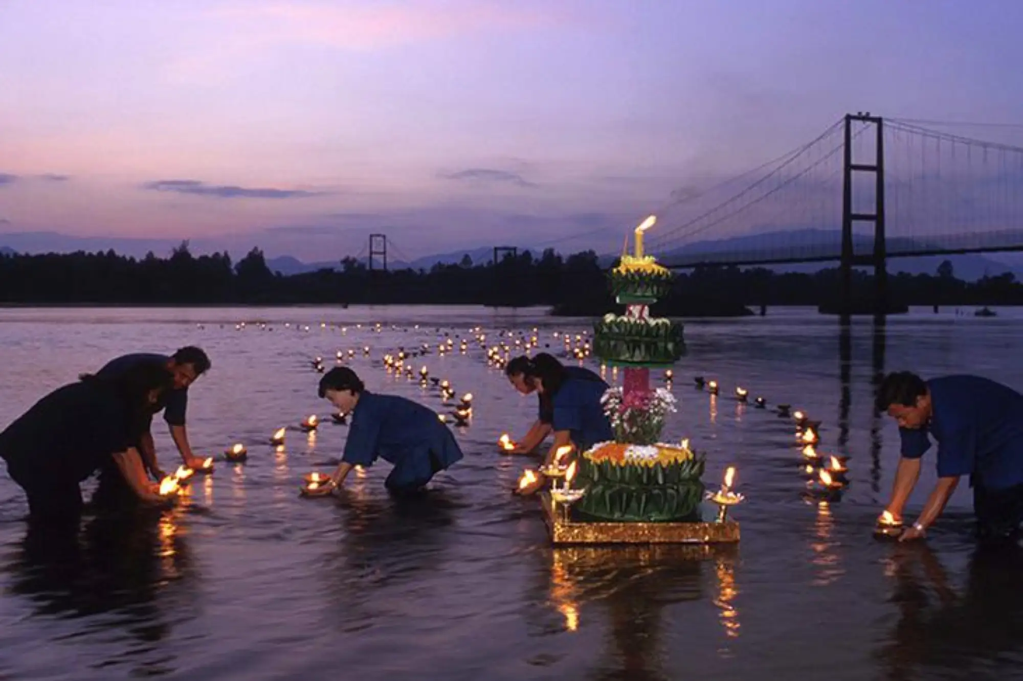 拉达那哥欣200年纪念桥 水灯节时，会施放万盏椰子水灯。（图片来源：网路）