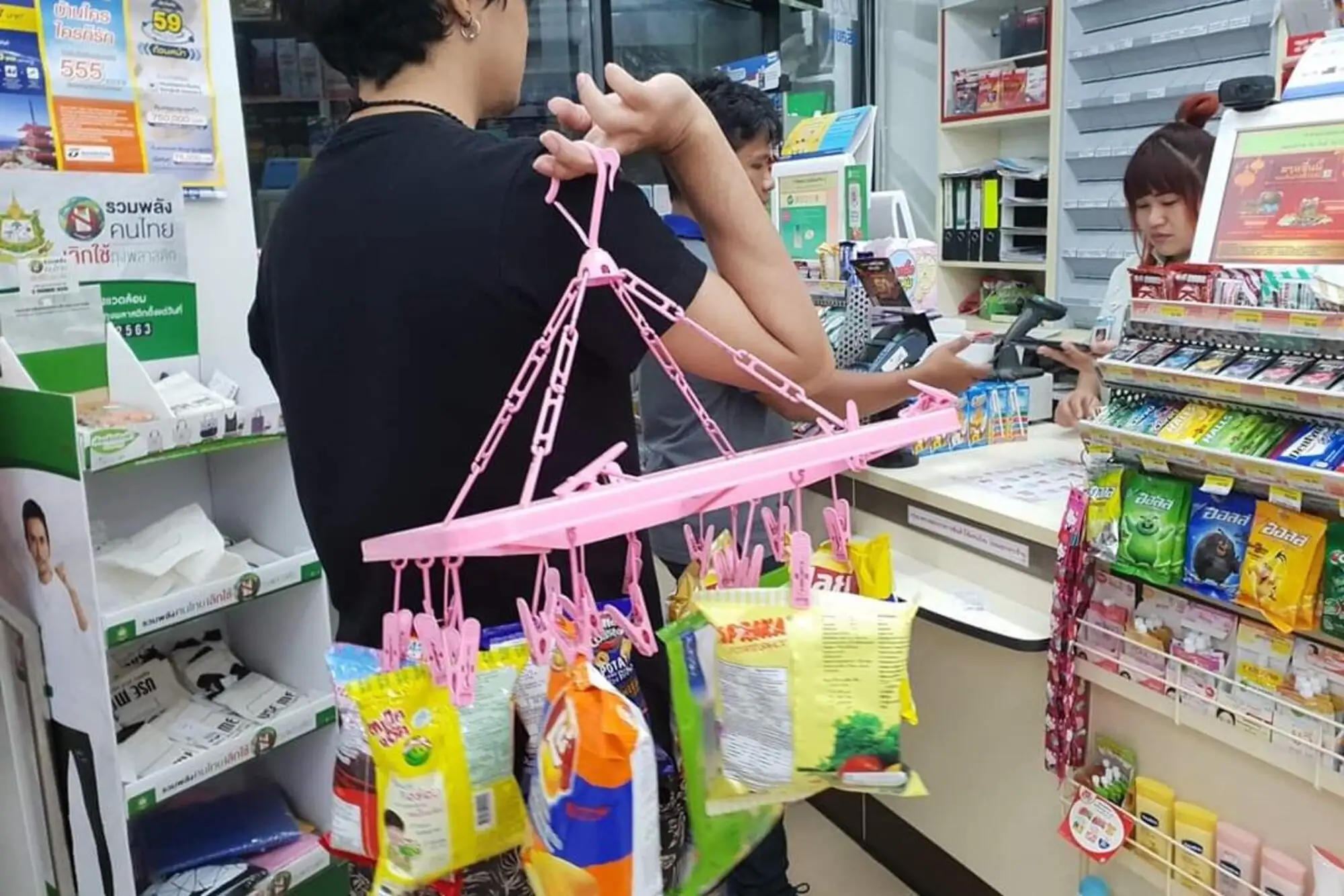 泰國民眾創意用曬衣架做為購物袋（圖片來源：เรน ทหารม้าโยโกฮาม่า）