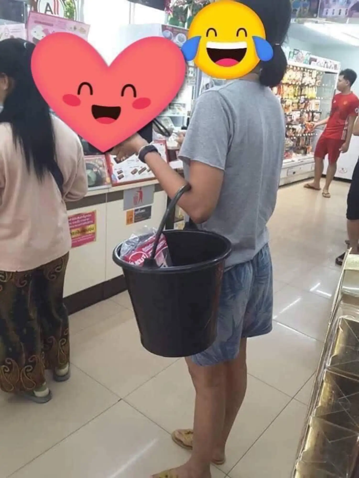 泰国民众用水桶当做环保购物袋（网络图片）