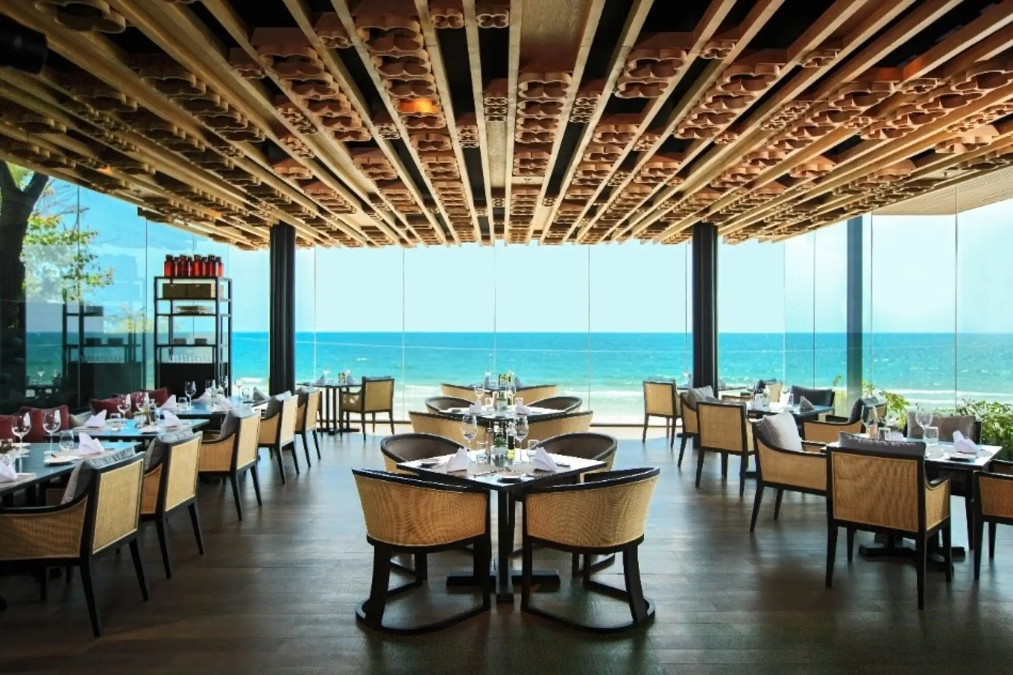 华欣万豪度假村的Big Fish & Bar为知名的滨海餐厅（图片来自：Hua Hin Marriott Resort & Spa）