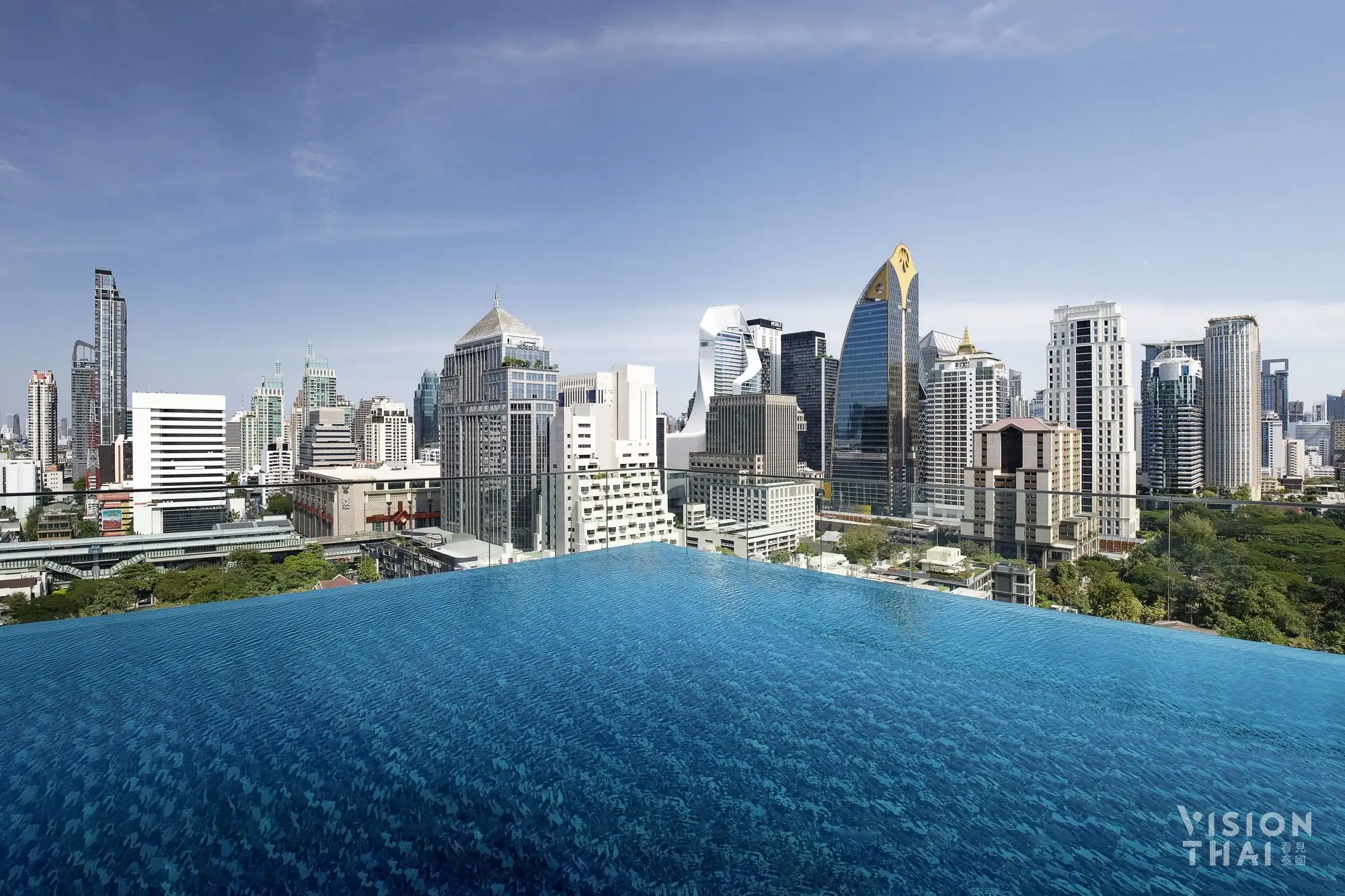 曼谷新浩中央酒店18樓的無邊際泳池可觀賞曼谷景觀（VISION THAI看見泰國）