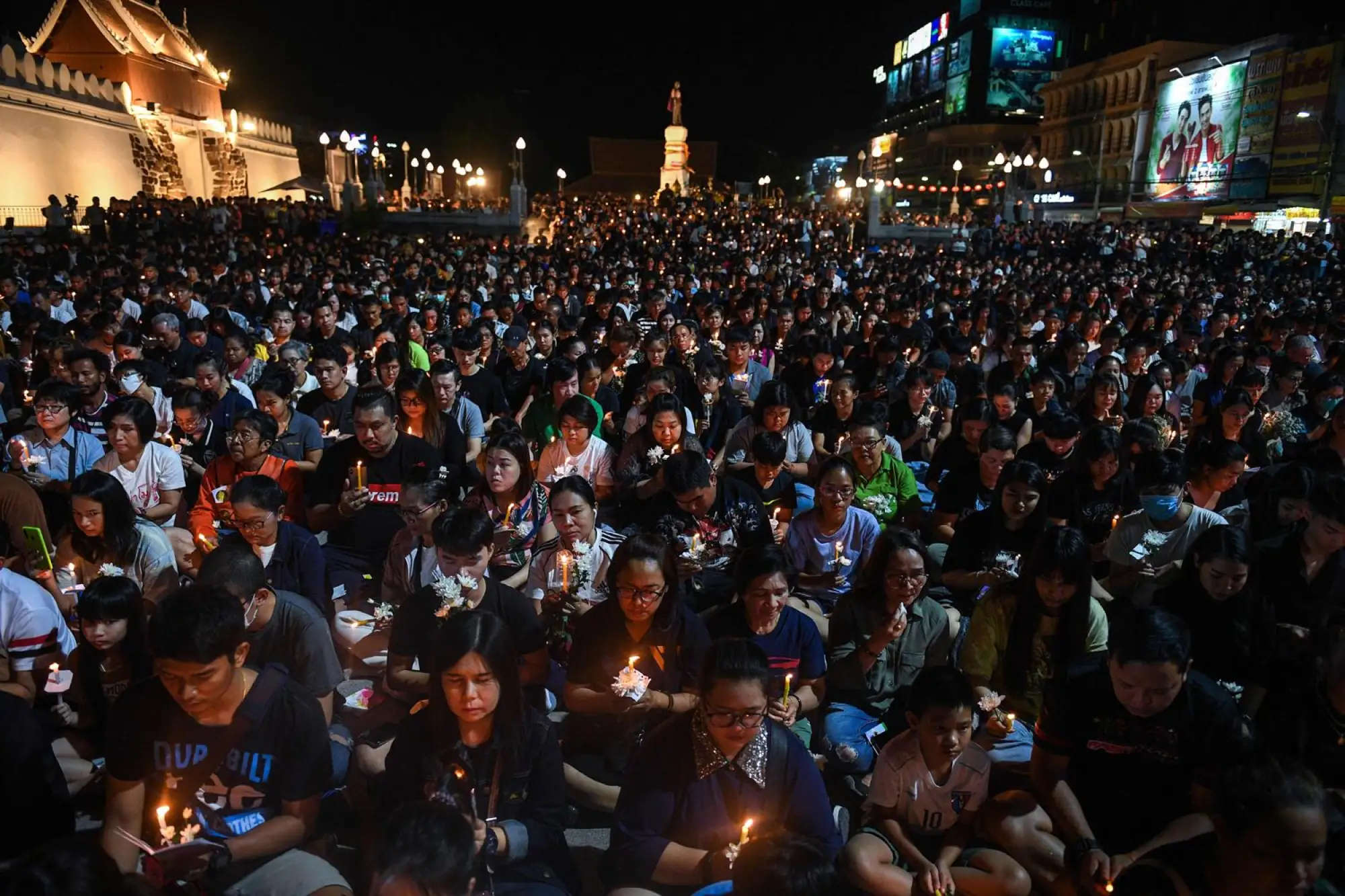 泰国群众发起持蜡烛于呵叻府市中心广场聚集缅怀。（图片来自：Posttoday）