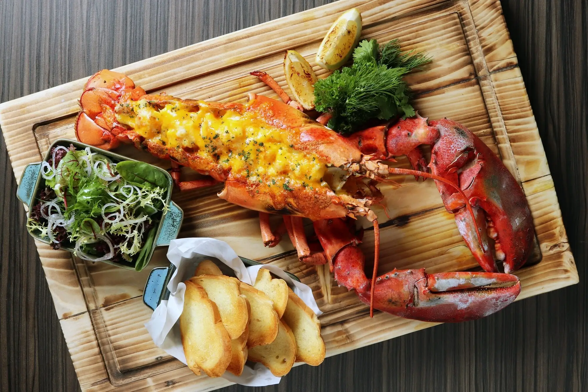 芭堤雅希尔顿酒店的天际线高空酒吧推出龙虾大餐（图片来自：Hilton Pattaya Resort官网）
