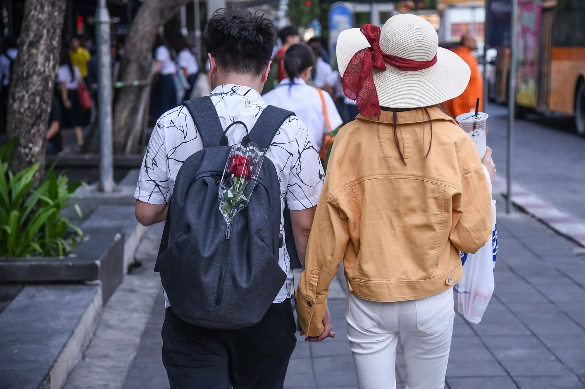 泰國街上可見到不少情侶約會，手拿玫瑰花。（圖片來自：mthai）