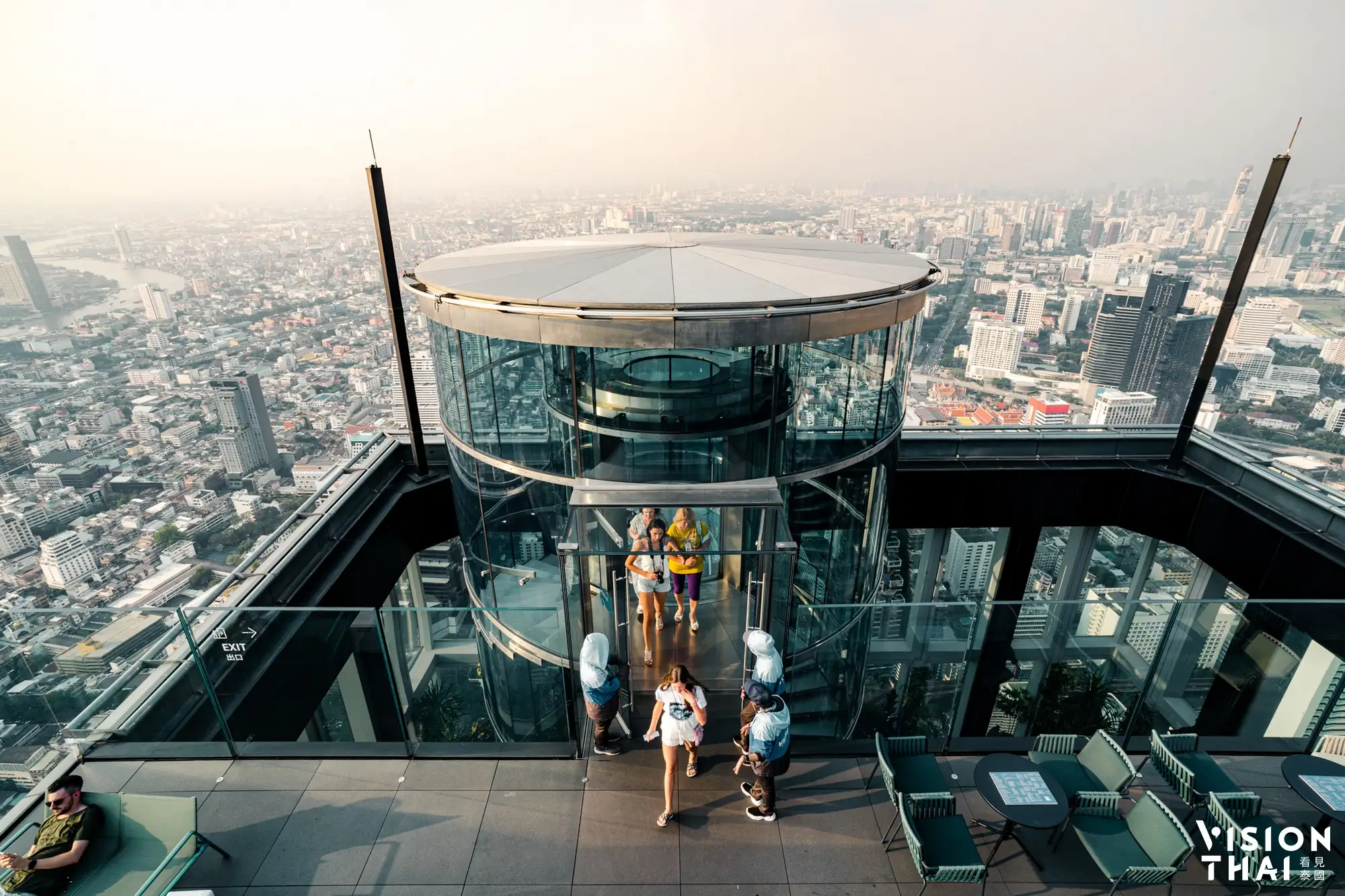 在75楼可搭透明电梯登顶，或是走回旋楼梯。（VISION THAI 看见泰国）
